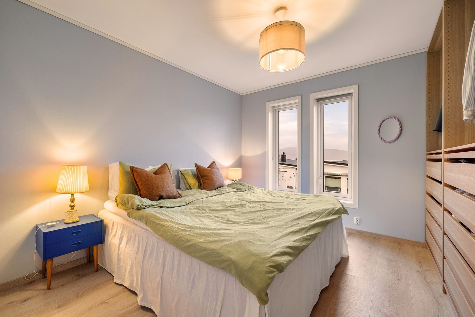 Master-soverom som er malt i dus og harmonisk fargetone. Galleribilde