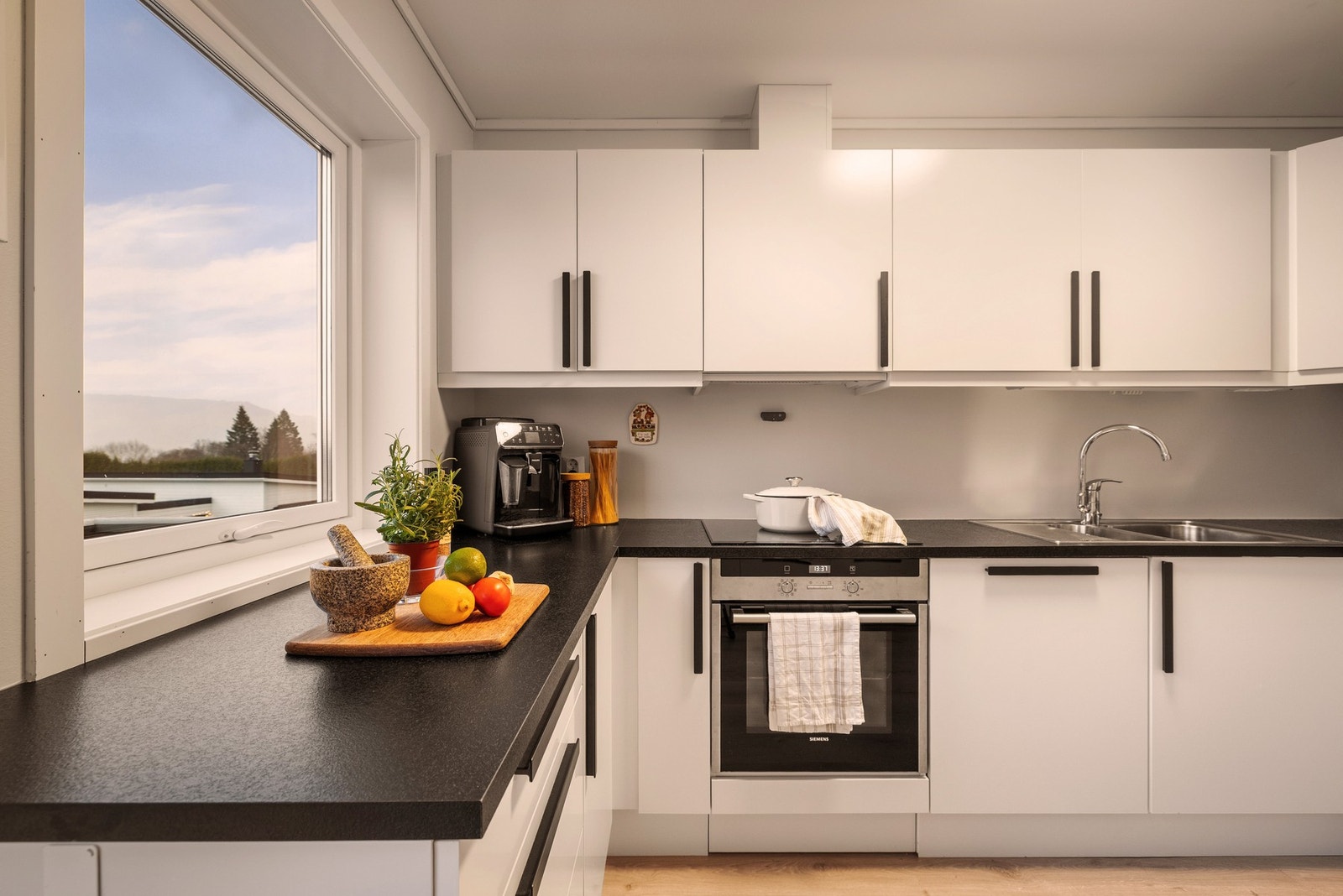 Det er bra med skap- og benkeplass på kjøkkenet til kokkelering. Galleribilde