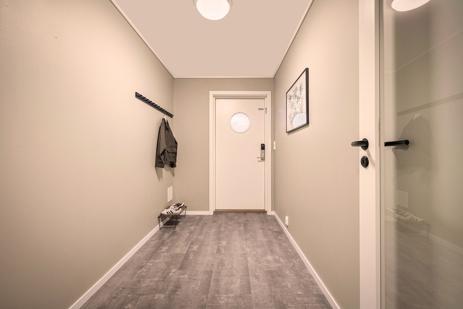 Velkommen inn! Koselig entré med fliselaminat på gulvet. Det er nøkkelfri adkomst med Yale kodelås på ytterdøren. Galleribilde