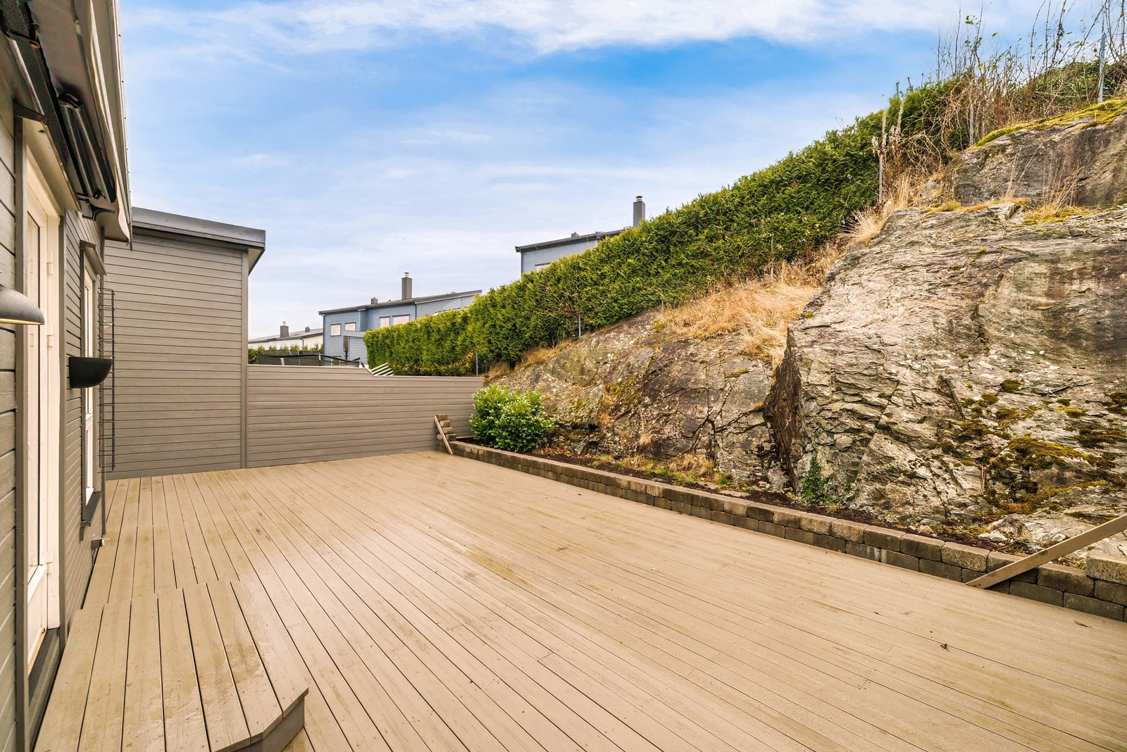 Her er det rigget for sosiale sammenkomster og kos på deilige sommerdager. Terrassen har et areal på 58 m2. Galleribilde