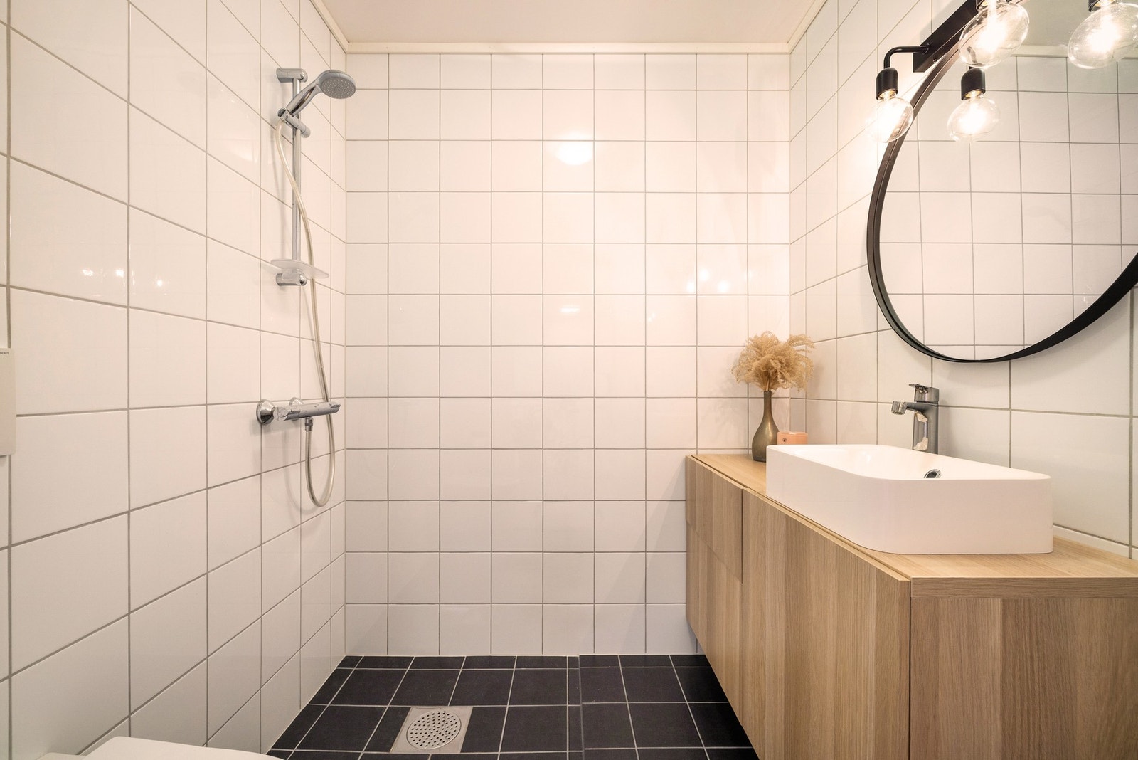 Helfliset og pent baderom med flott innredning og rundt speil med lys i overkant. Galleribilde