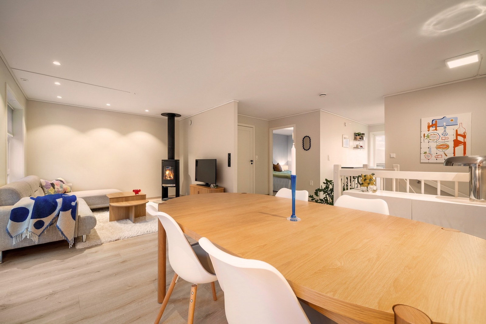 Lys, moderne og "luftig" stue med innfelte downlights i himlingen. Galleribilde