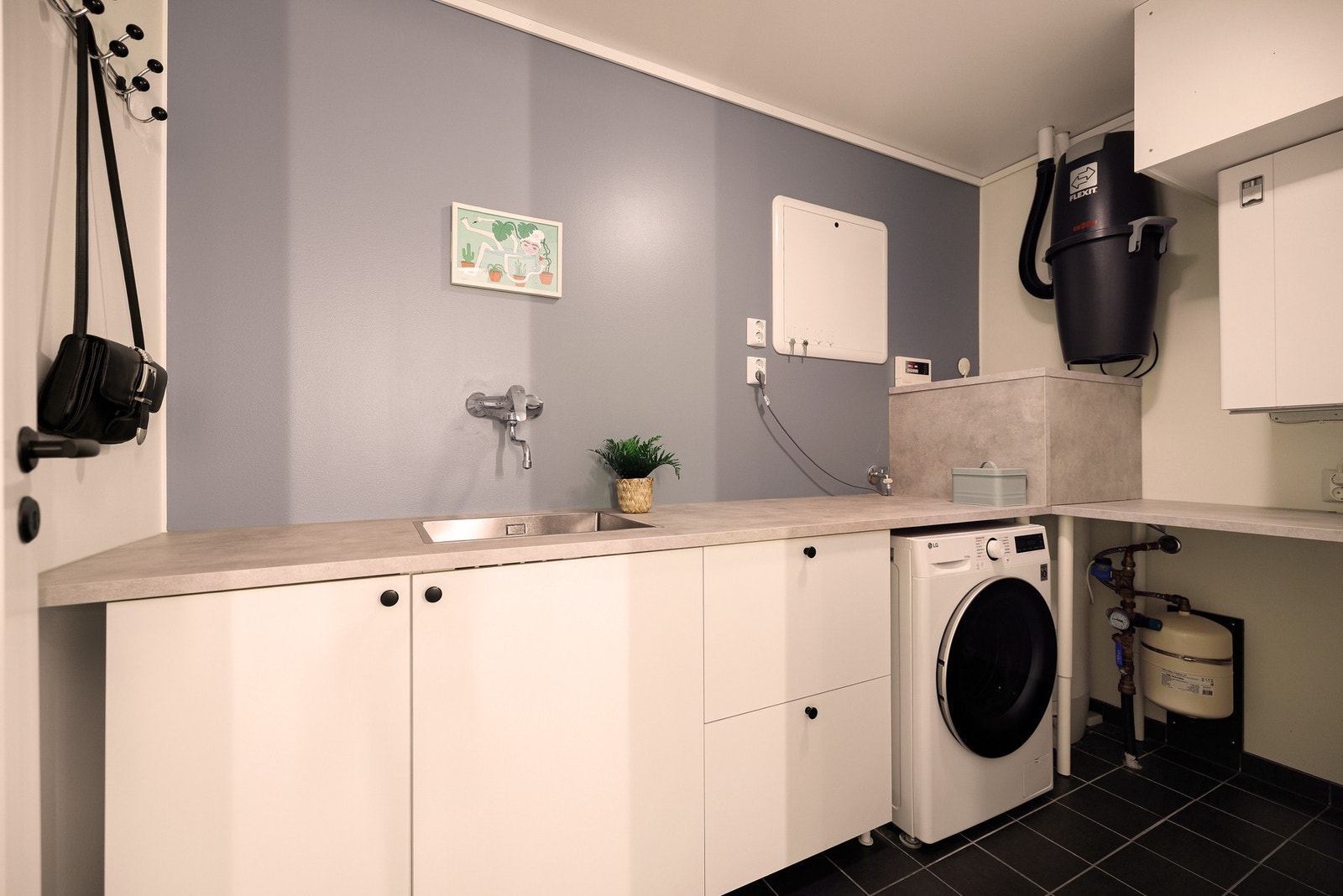 Fra badet er det adkomst til vaskerommet, som er praktisk innredet. Her finner man også fordelerskap til rørsystemet, sentralstøvsuger og balansert ventilasjonsanlegg. Galleribilde