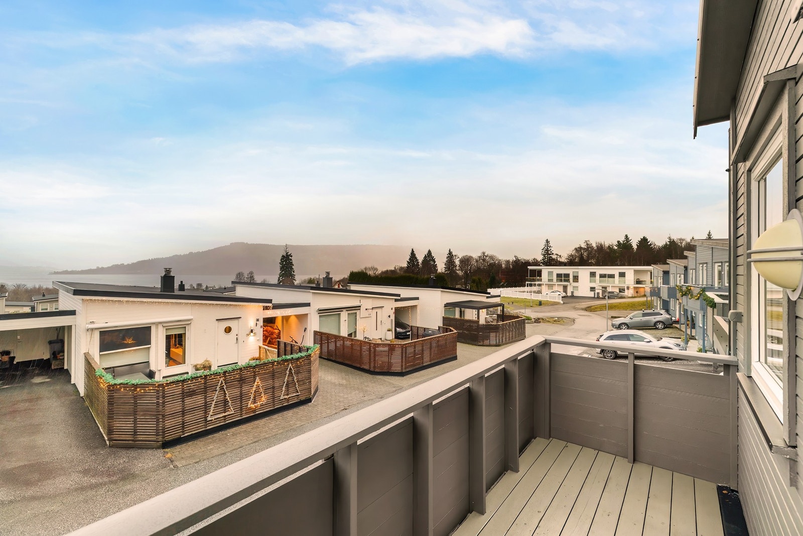 Huset ligger i et etablert og barnevennlig område med kort gåavstand til Hordvik skole og ballbane m.fl. Galleribilde