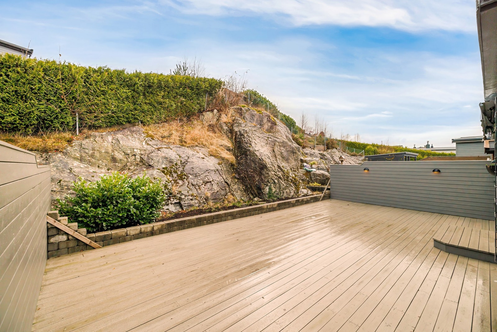 Uteplassen er skjermet for innsyn, slik at man får en privat utesone. Galleribilde