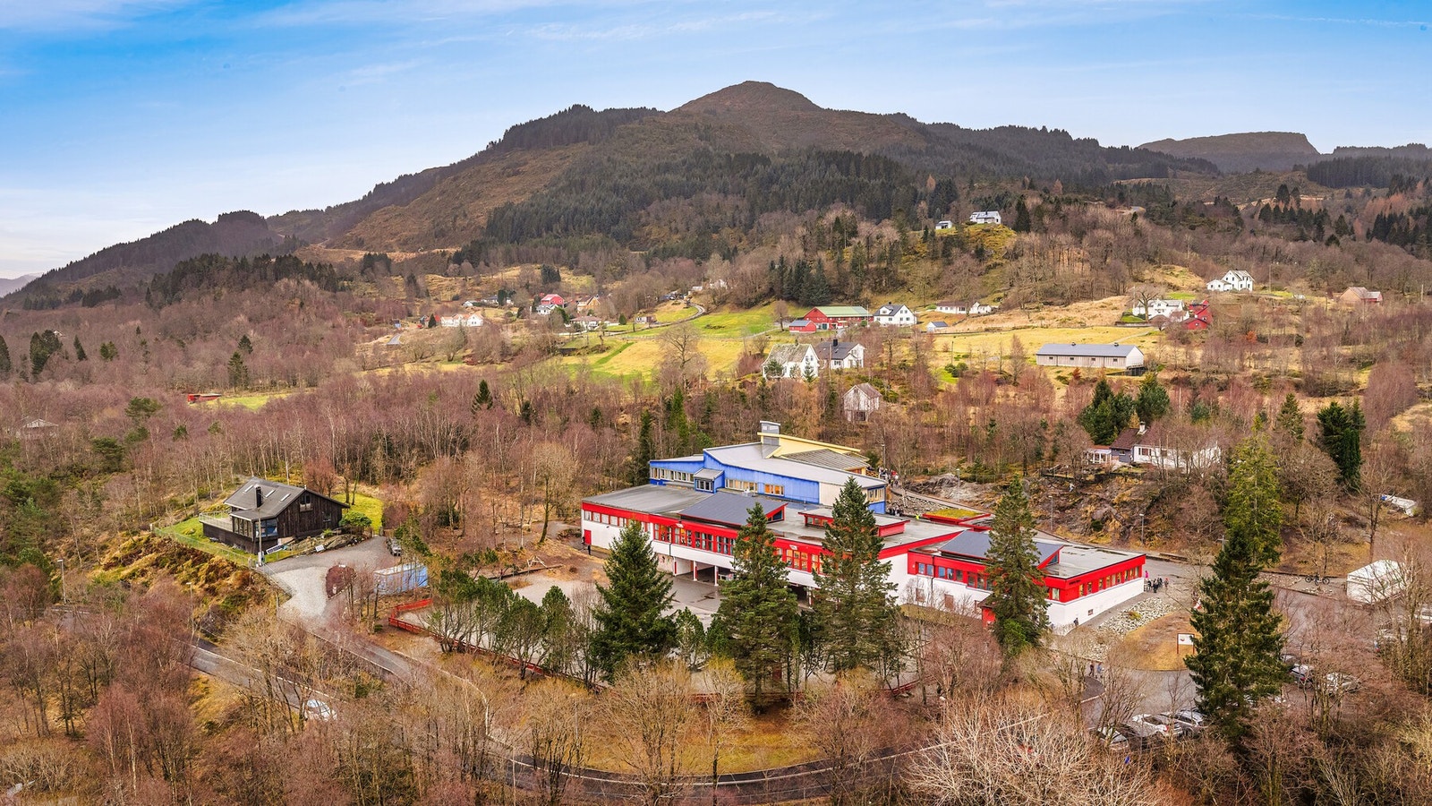 Hordvik skole (1-7 kl.) ligger en kort spasertur unna. Galleribilde