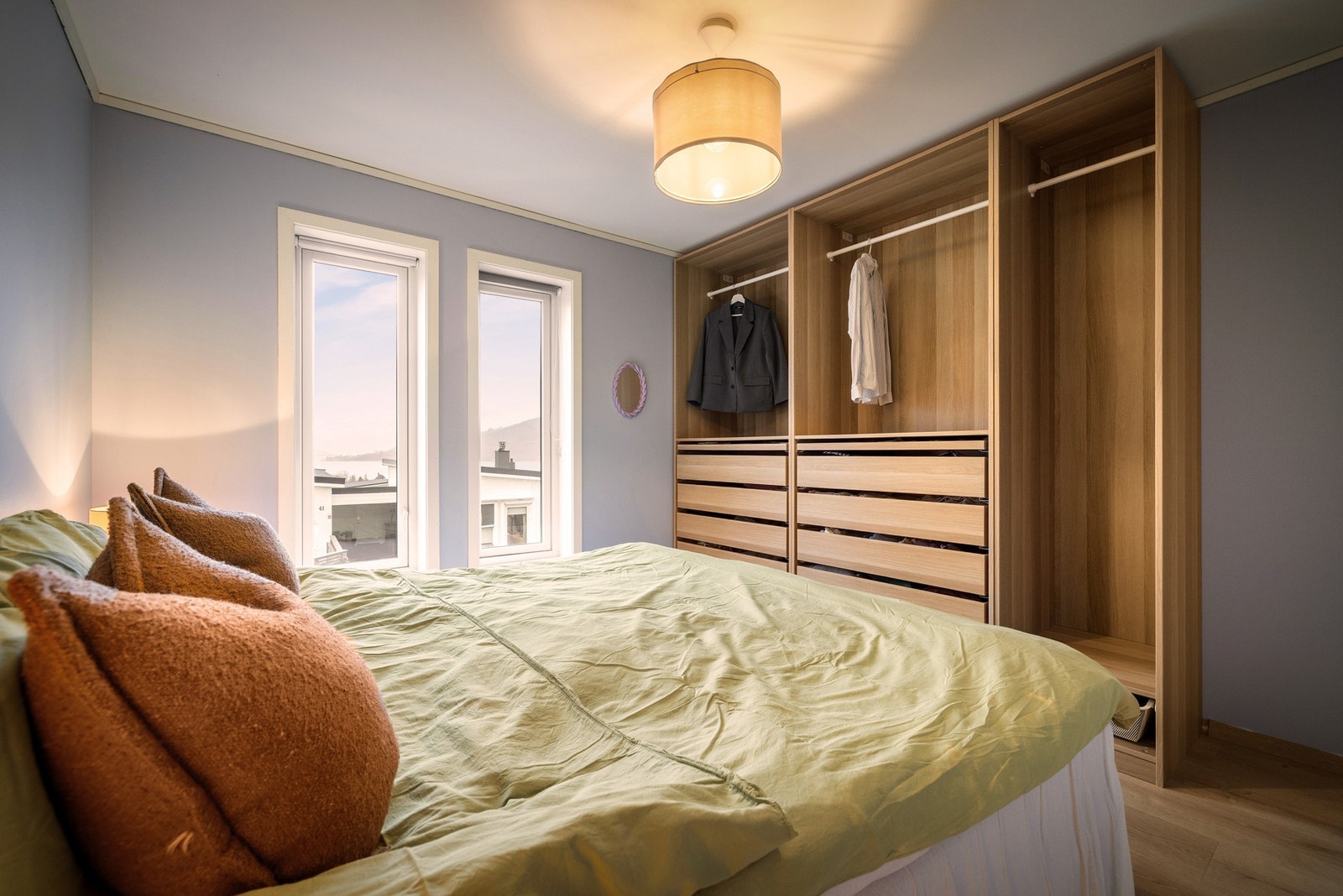 Praktisk og flott garderobeinnredning med oppheng og skuffeseksjon. Galleribilde