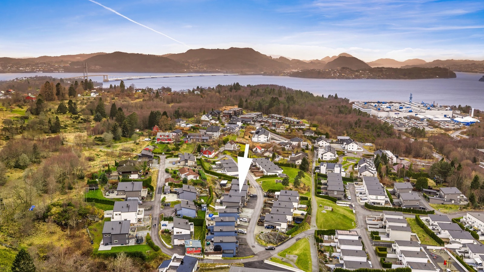 Det er få minutters kjøretid til Bunnpris på Hordvik med søndagsåpen butikk. Stipulert kjøretid til Åsane Storsenter, Horisont og Ikea utgjør ca. 10 minutter. Galleribilde