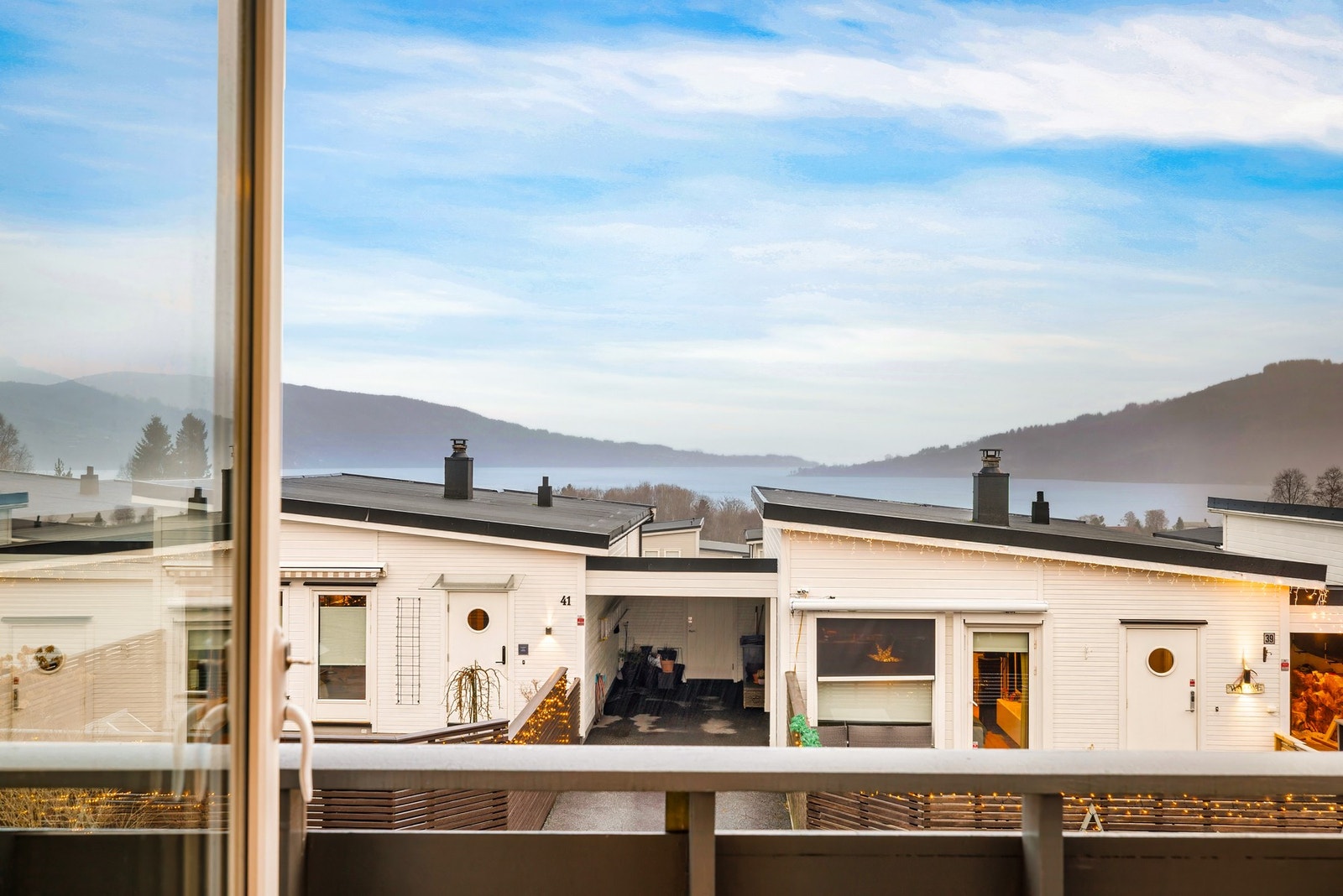 Fra kjøkkenet er det direkte adkomst til en nord-østvendt altan med fin sjøutsikt. Galleribilde