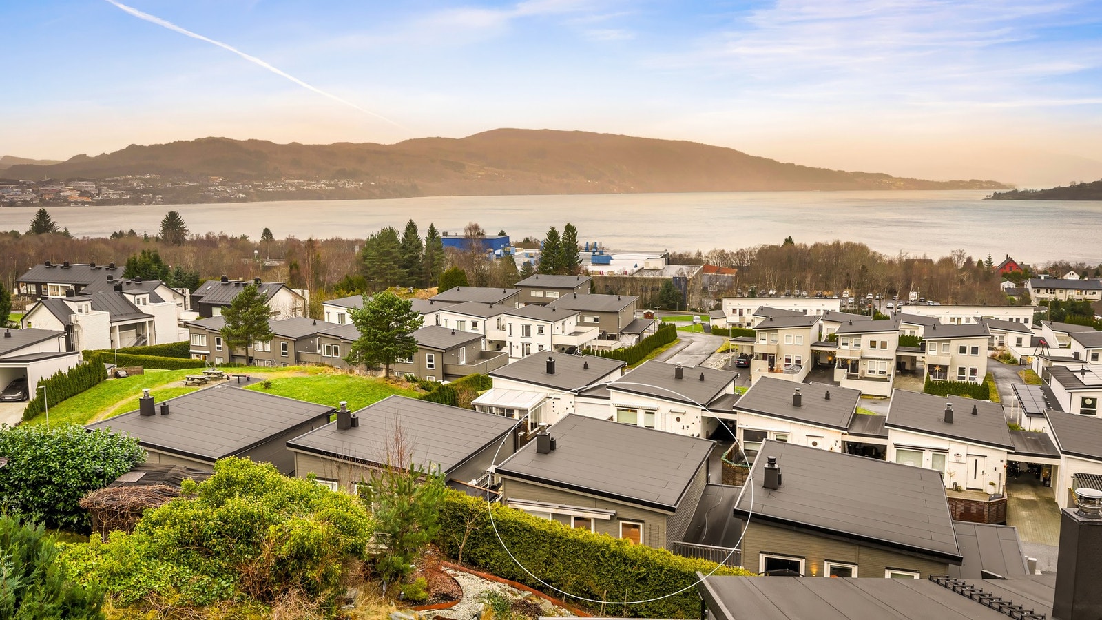 Naturskjønne omgivelser med nærhet til sjø og flotte turområder. Galleribilde