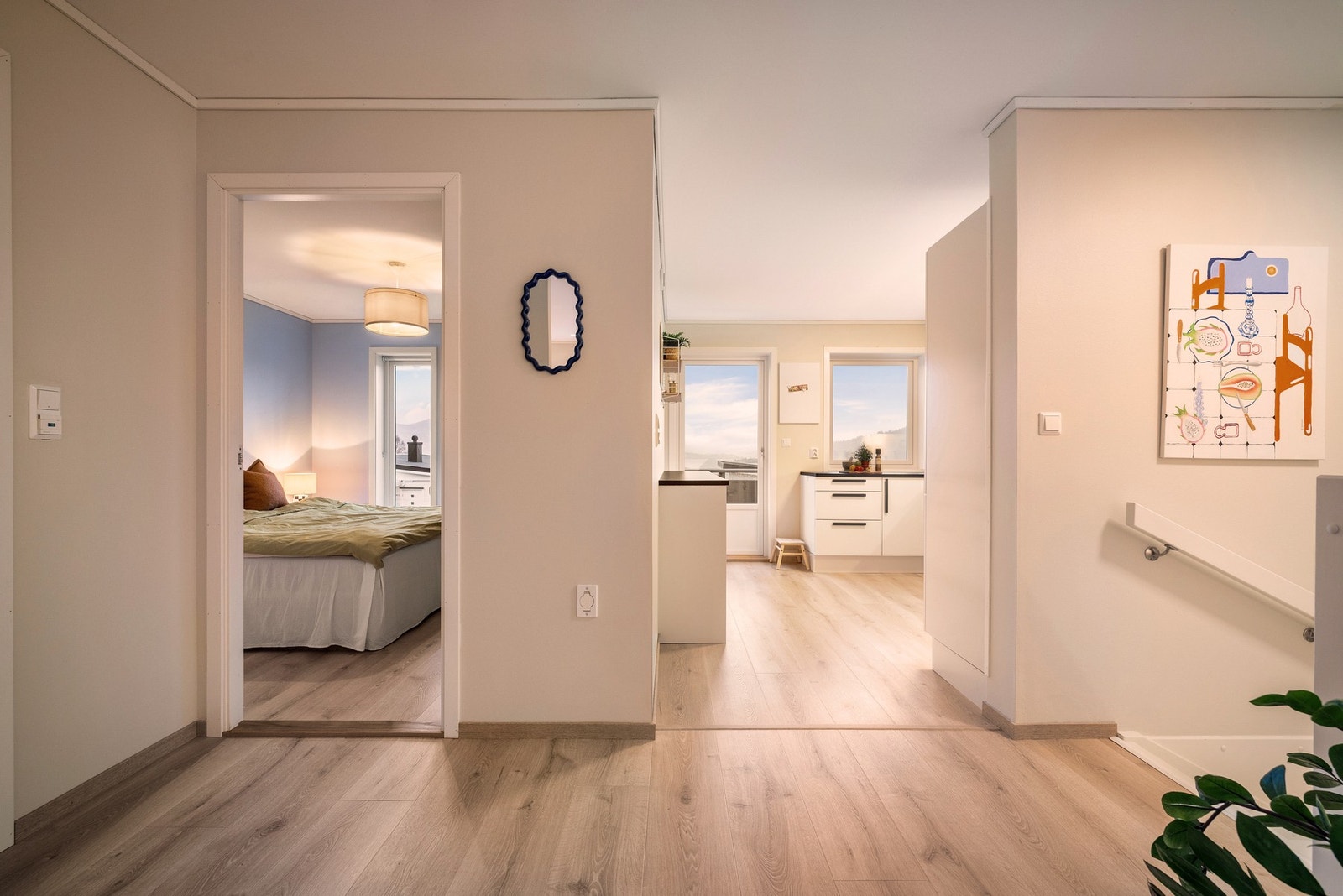 Hovedsoverommet befinner seg på hovedplanet oppe. Her er det også et helfliset baderom. Galleribilde