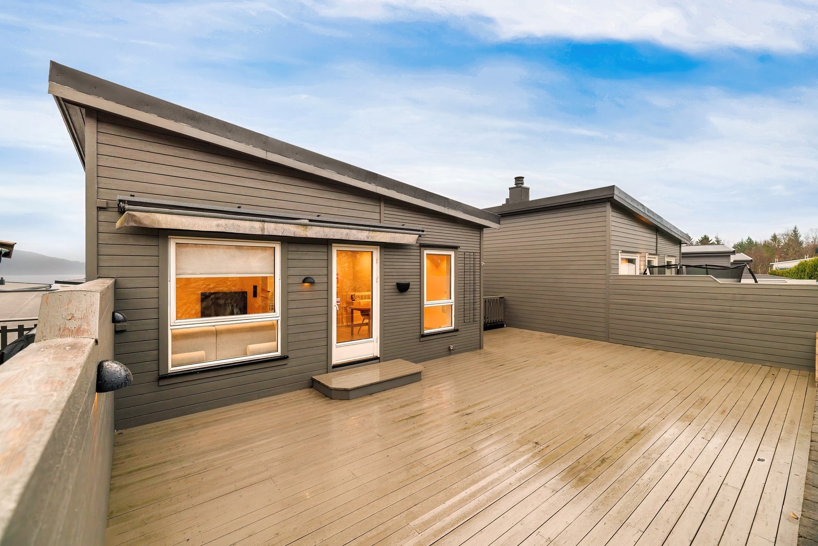 Tilknyttet huset er det en meget romslig syd-vestvendt terrasse, med god plass til grill og utemøblement etc. Galleribilde