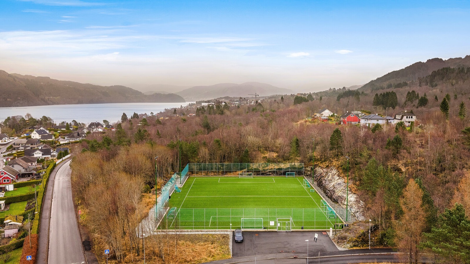 Like ved skolen er det en krøllgressbane. Galleribilde