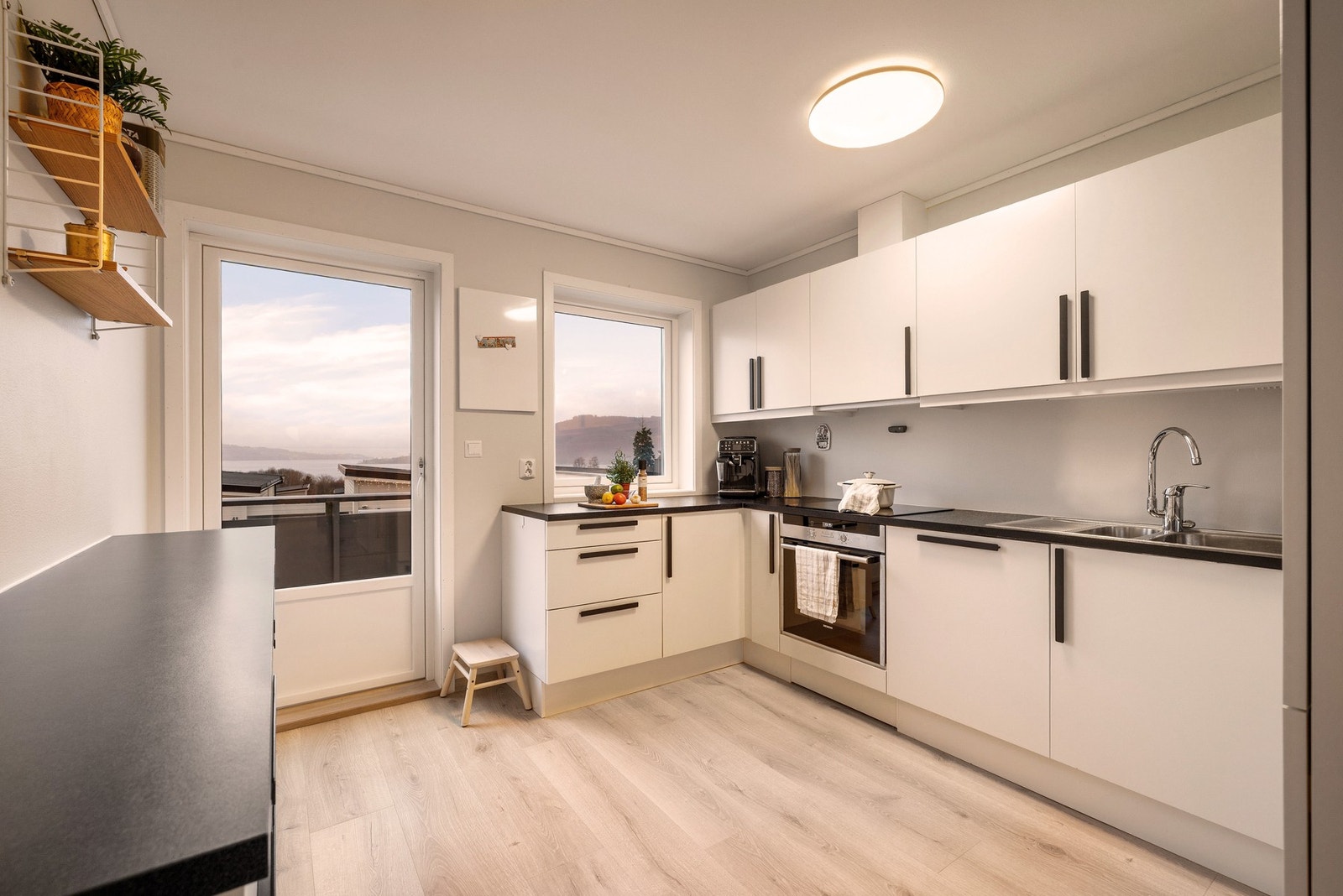 Tidløs kjøkkeninnredning med integrerte hvitevarer. Galleribilde