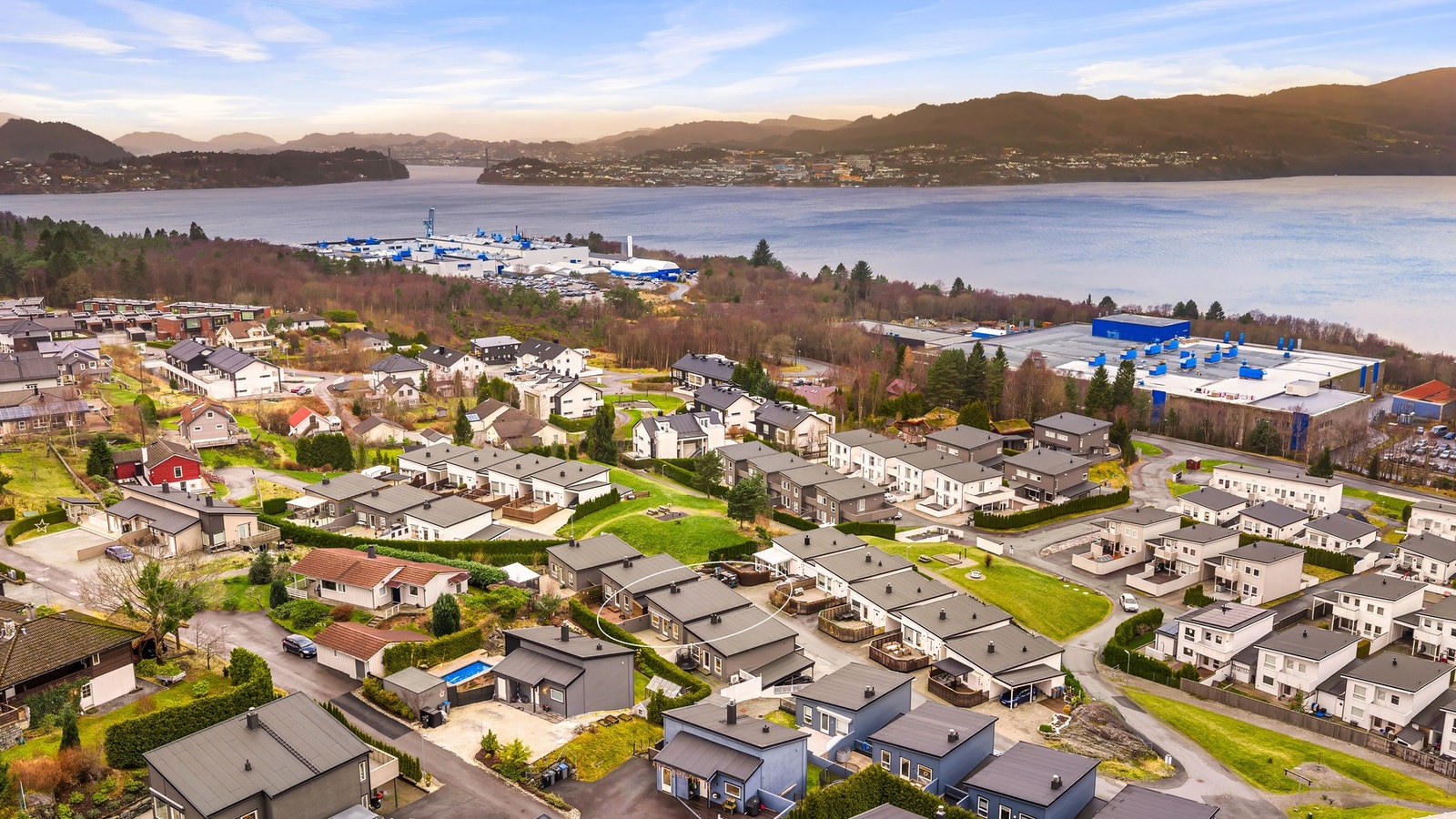 Det er kort avstand til Bergen Engines på Hordvikneset. I tillegg Galleribilde