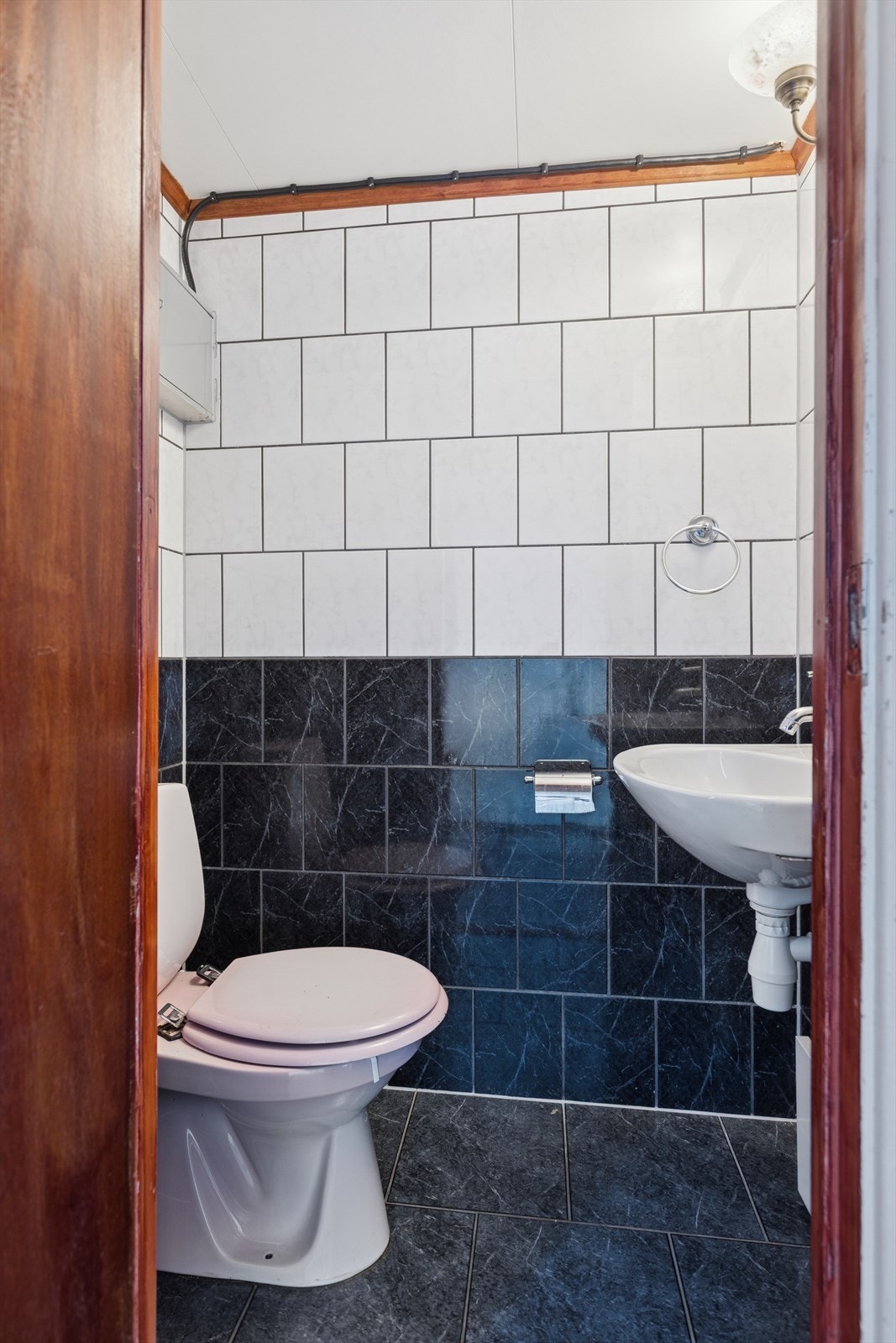 Toalettrom utstyrt med servant og toalett. Galleribilde