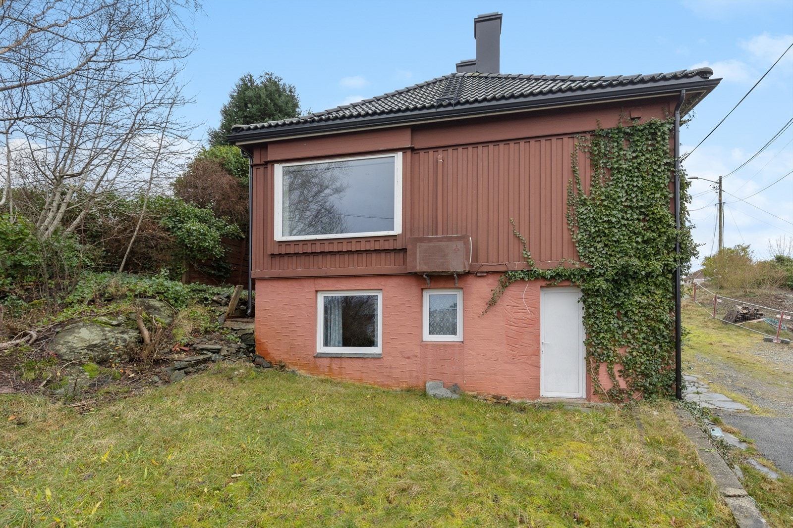 Tomten har plen og delvis naturtomt. På baksiden er oppført e frittstående markterrasse på ca. 44 kvm. Det er behov for utbedringer. Galleribilde