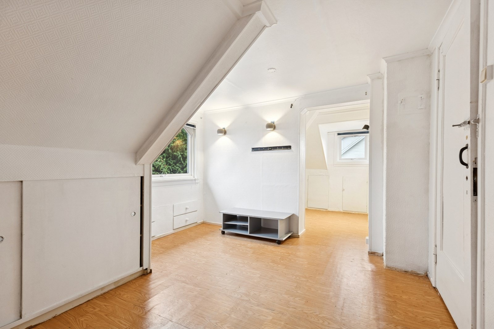 Loftstue med kott/skap i skråvegger Galleribilde