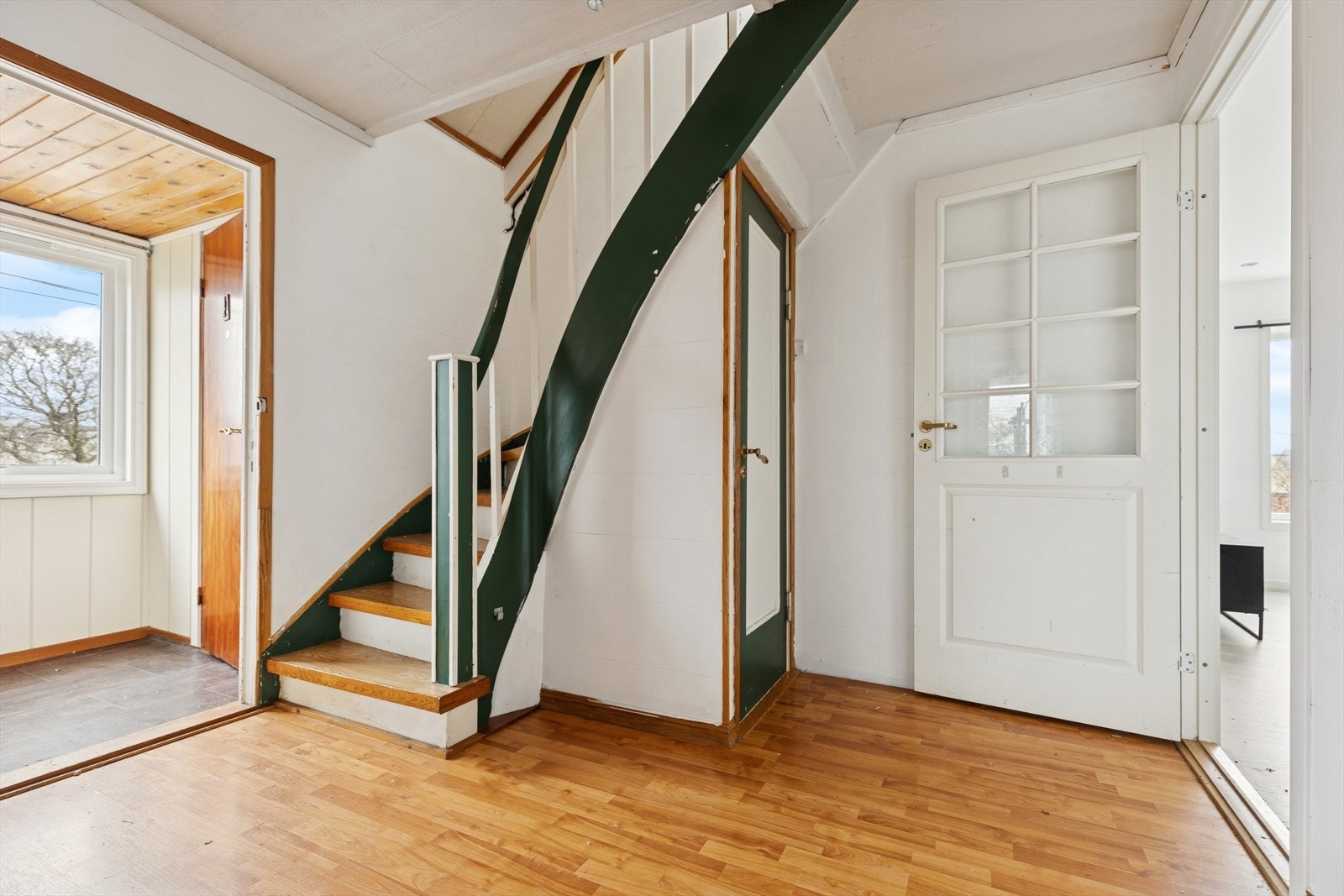 Videre er mellomgang med trapperom til loftsetasje og kjeller/sokkel Galleribilde