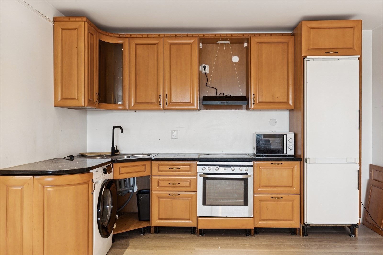 Kjøkkenet har en innredning med profilerte fronter og en benkeplate av stein, deler av innredningen er ikke ferdig montert. Galleribilde