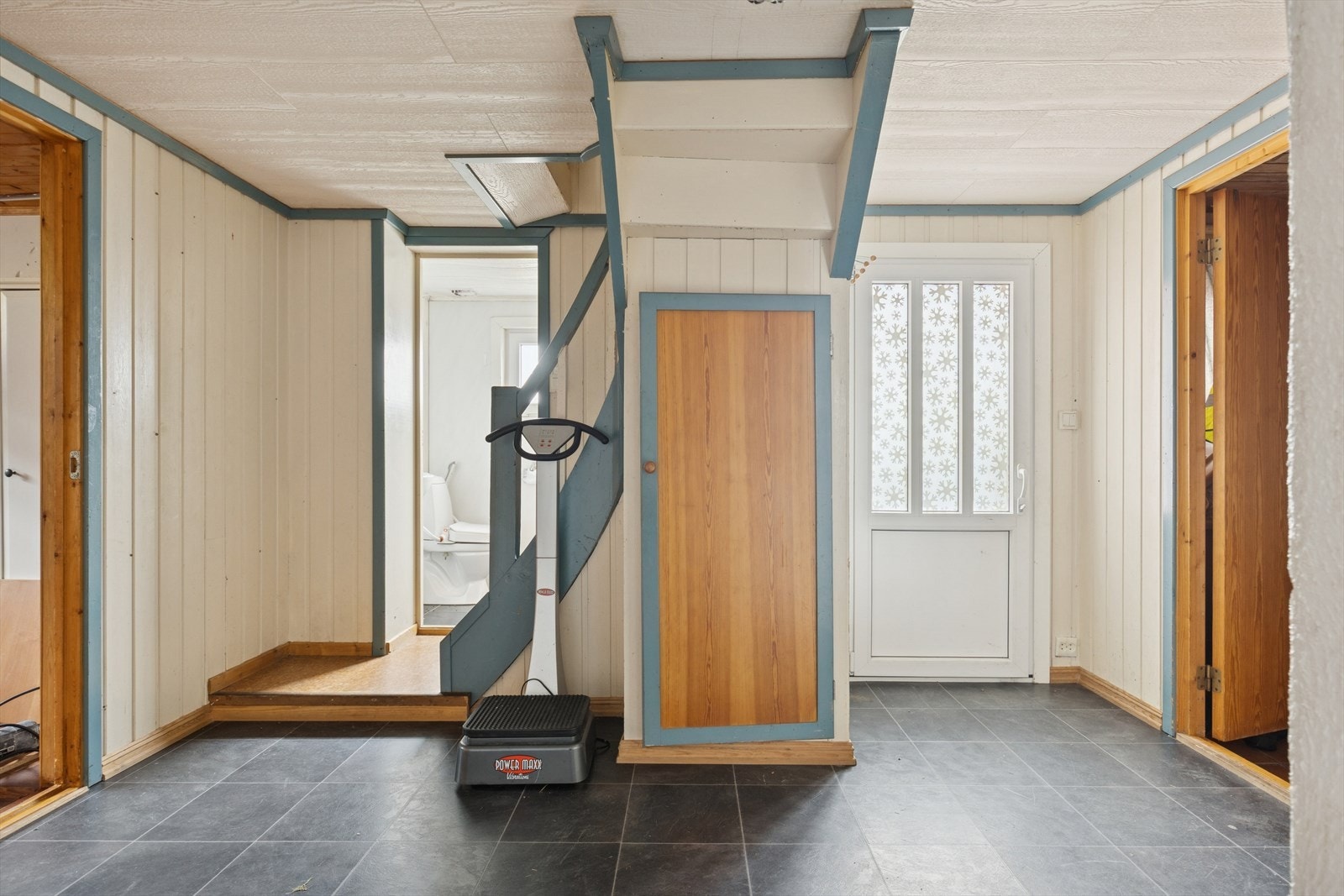 Trapperom/gang i kjeller Galleribilde