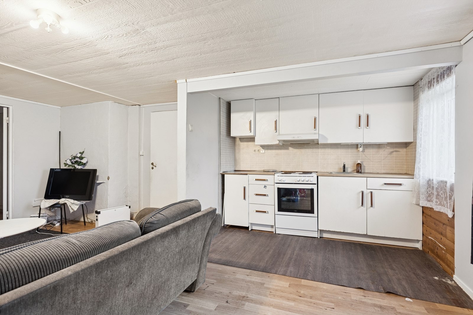 Kjøkken med en innredning som har glatte fronter og en laminat benkeplate. Galleribilde