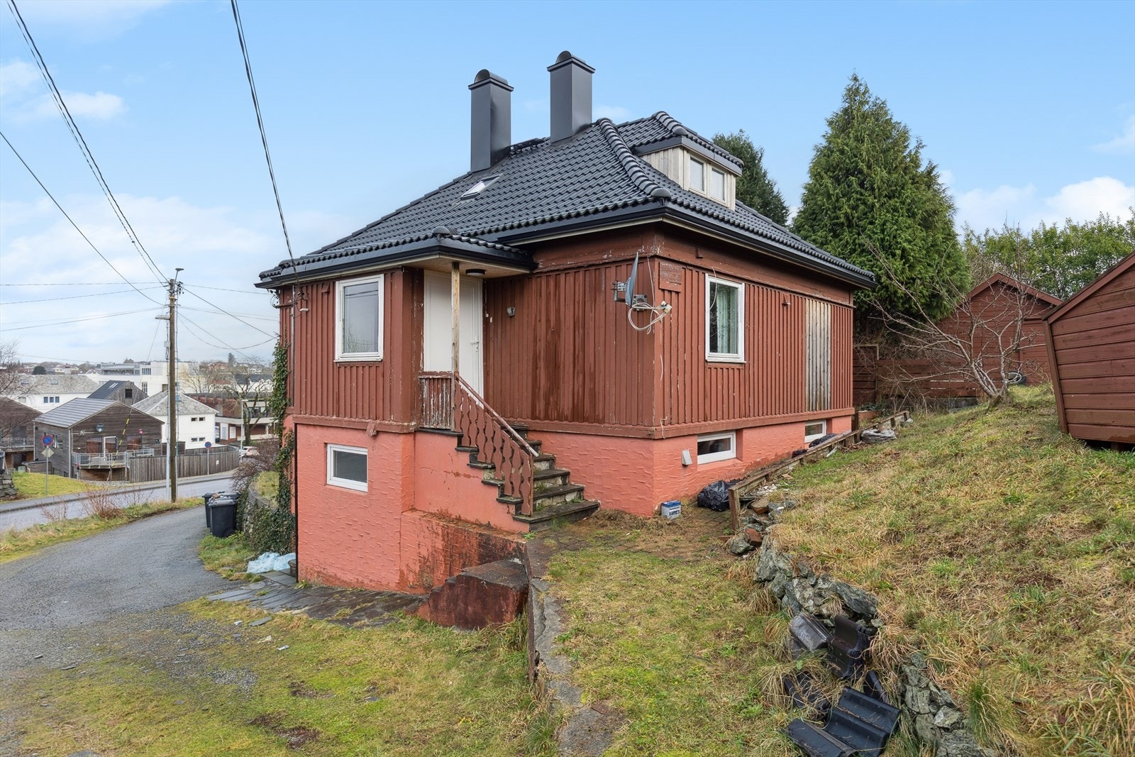 Boligen er registrert som enebolig med sokkelleilighet oppført ca i 1937. Tomten består av to teiger på totalt ca. 630 kvm Galleribilde