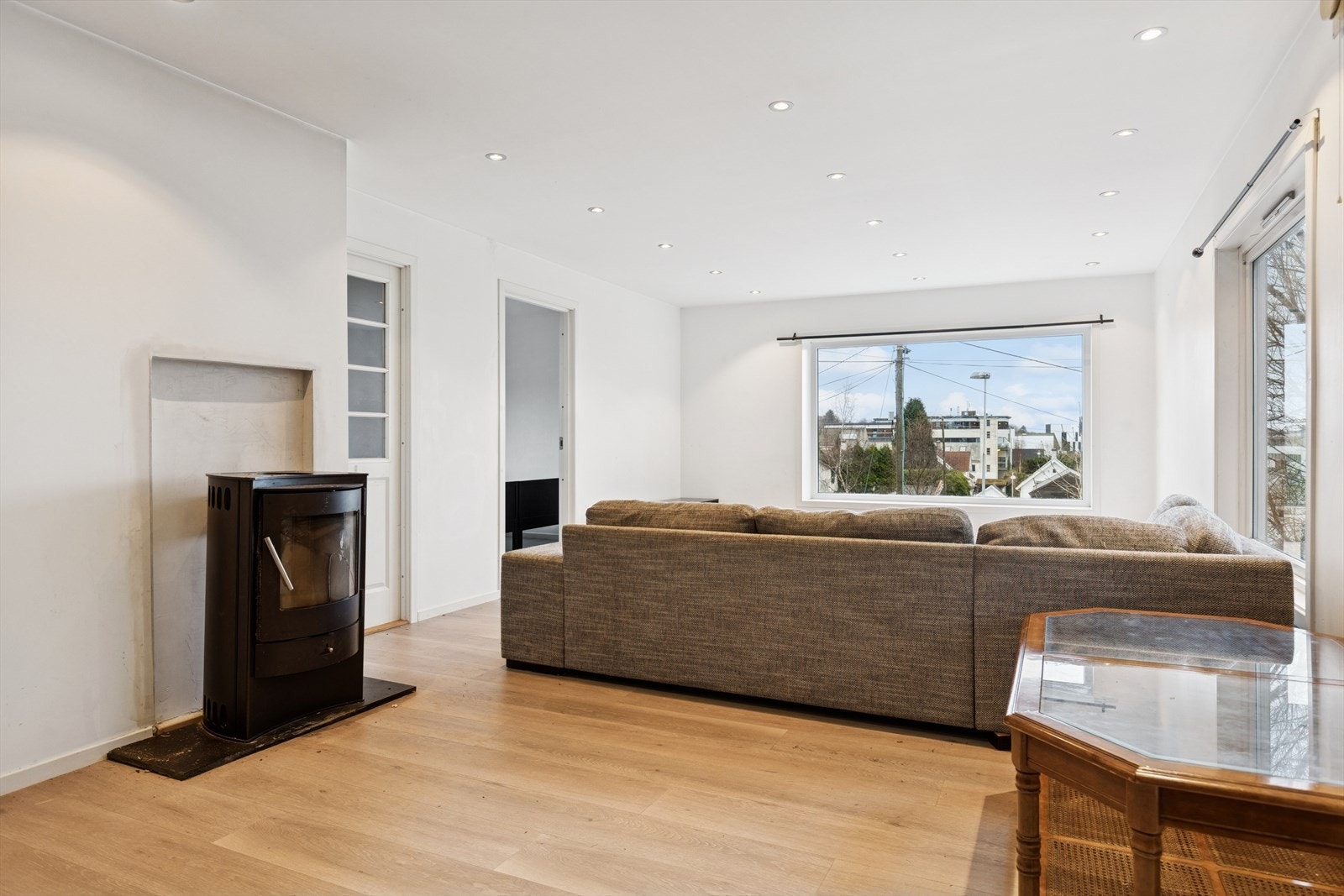 Stuen er lys og romslig med store vindusflater. Installert peisovn og innfelte downlights i tak. Galleribilde