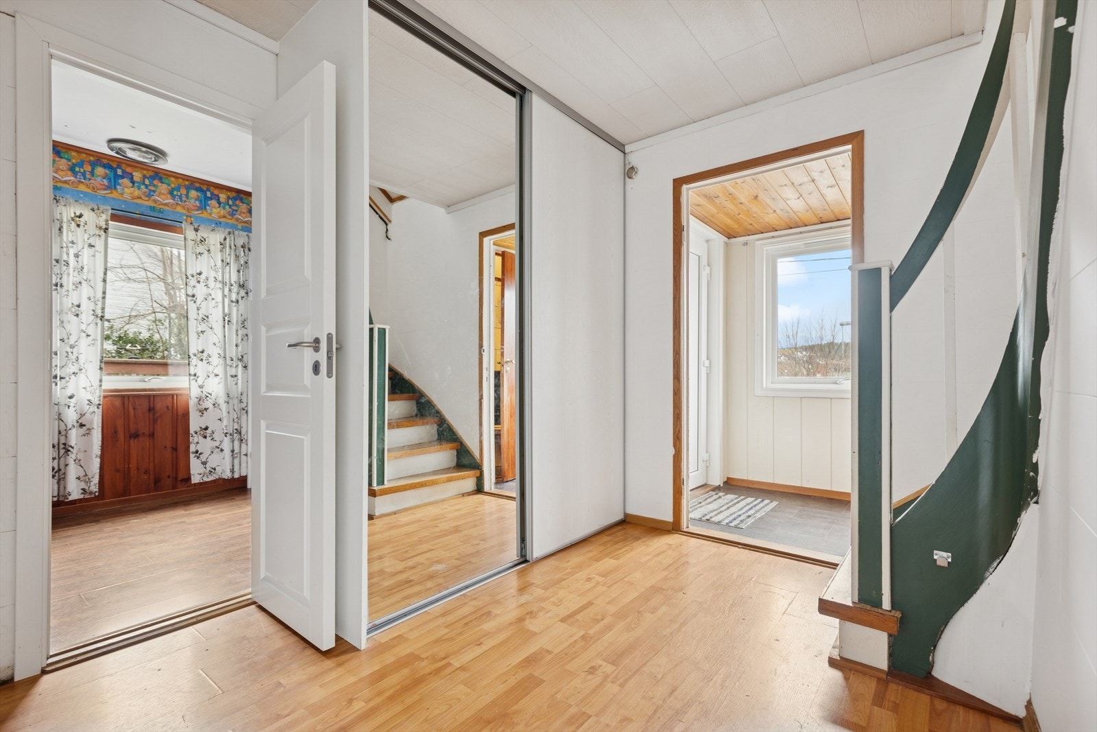 Velkommen inn, entré med direkte tilgang til toalettrom med servant. Galleribilde