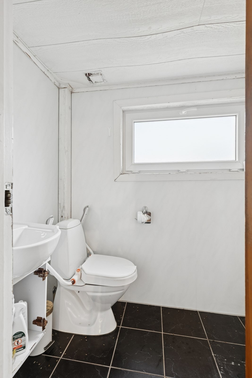 Badet i kjelleren har fliser på gulvet og våtromsplater på veggene, hvor det er påvist fukt- og råteskader. Rommet er utstyrt med dusj, servant og toalett, og skapet under servanten er fuktskadet. Våtrommet må totalrenoveres. Galleribilde