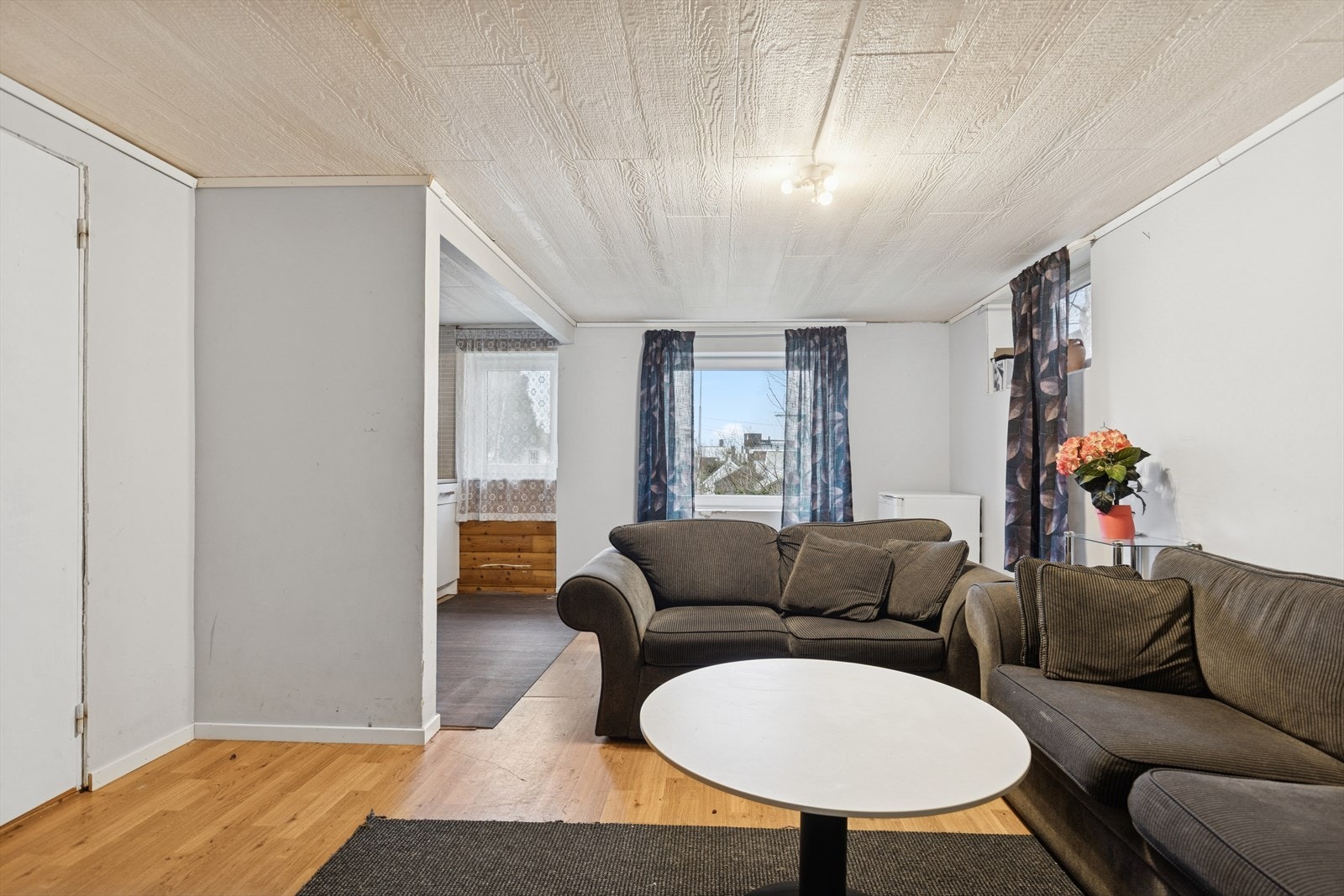 Stue med åpen løsning mot kjøkken Galleribilde