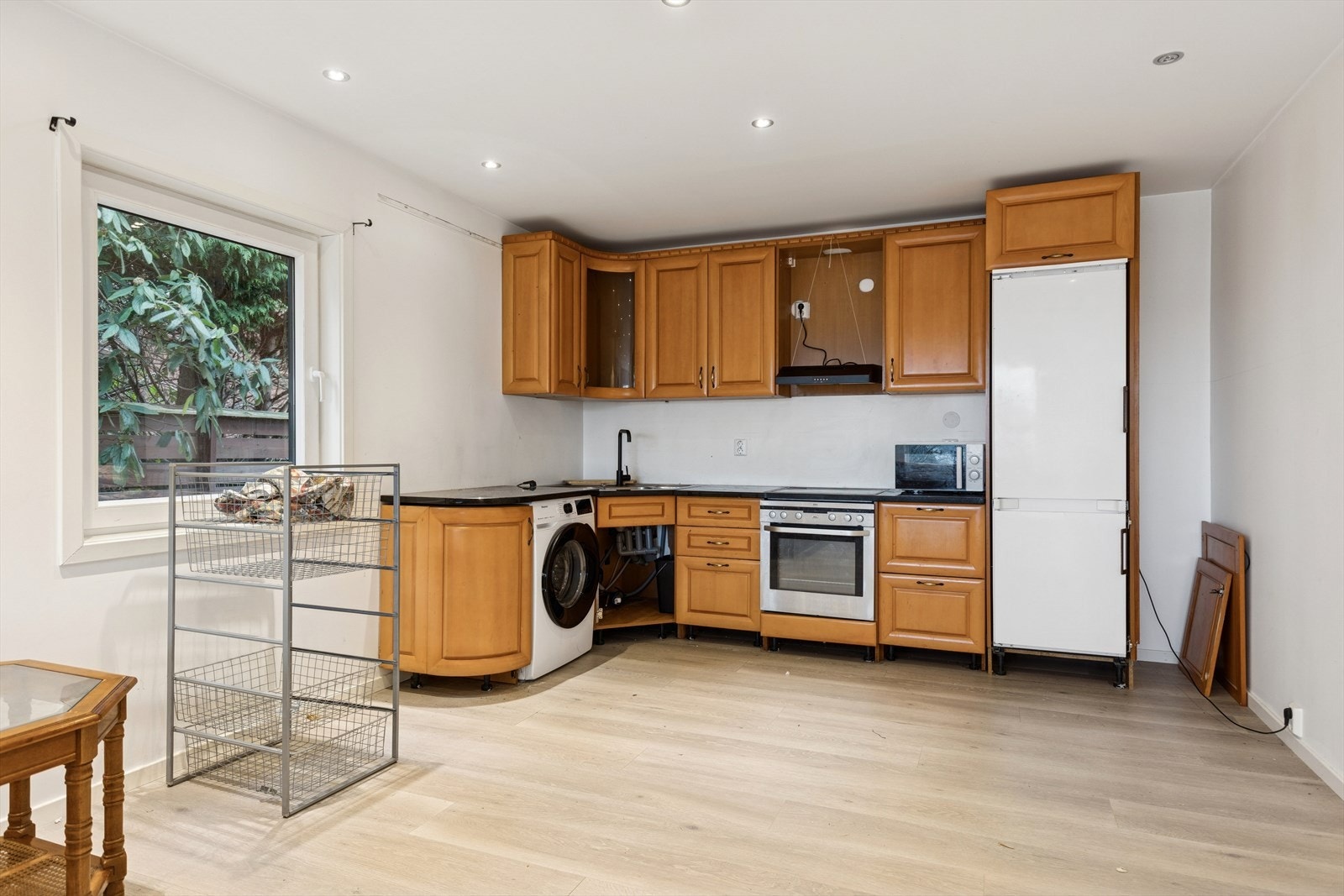 Kjøkkenet er utstyrt med integrert platetopp og stekeovn, kombi kjøl- og fryseskap og det er montert en vaskemaskin. Galleribilde