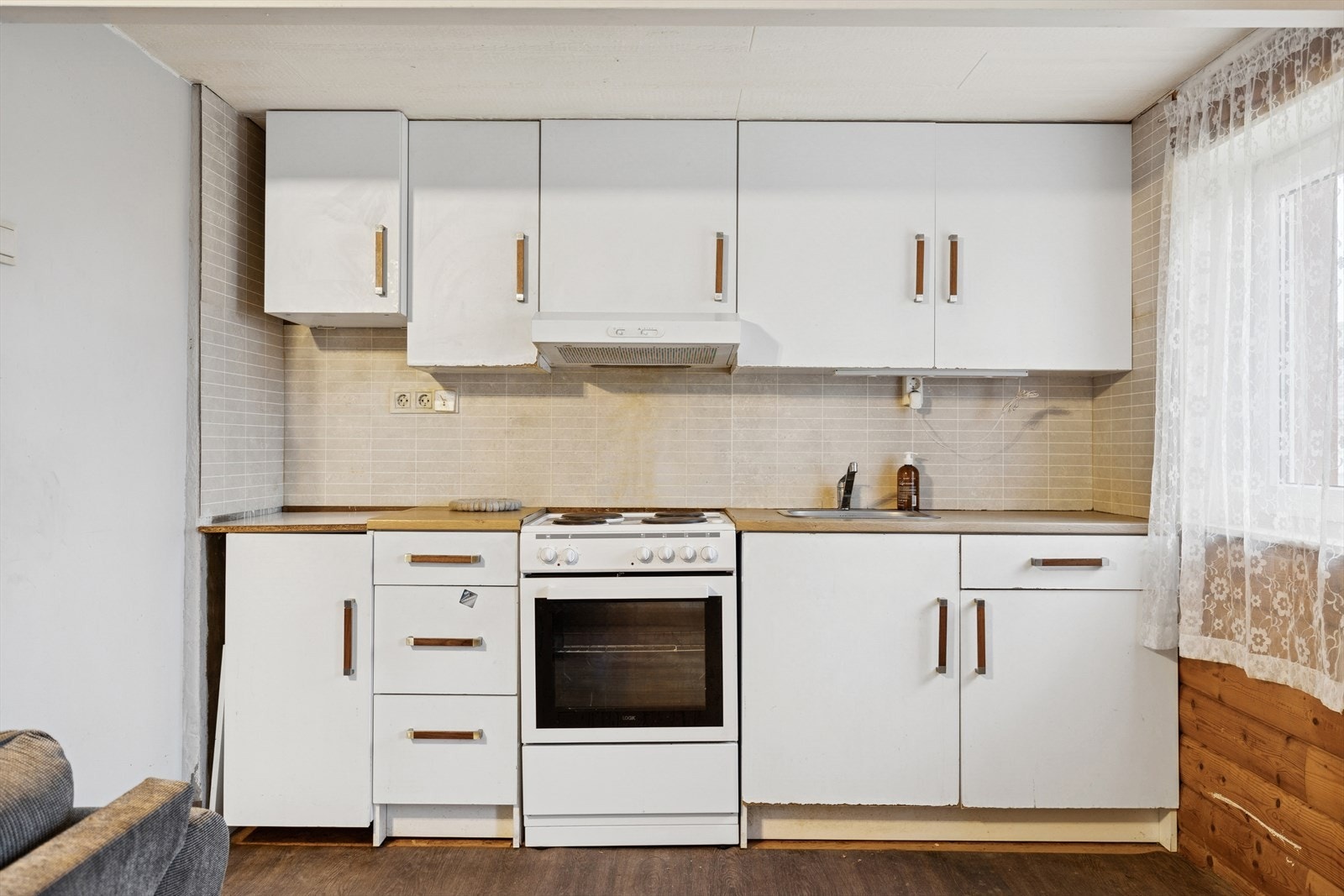 Overflatene har omfattende skader. Plass for frittstående komfyr Galleribilde