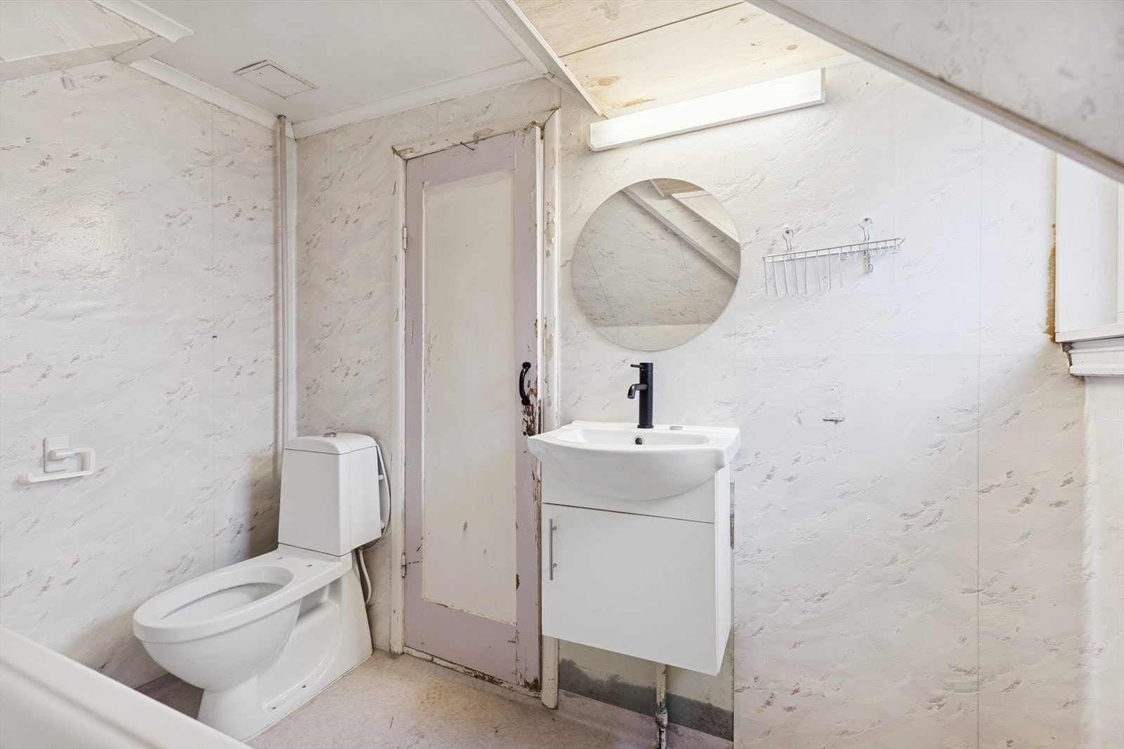 Badet på loftet er fra før 1997 og har gulvbelegg og våtromstapet på veggene. Rommet er innredet med en seksjon med vask, toalett og badekar. Våtrommet må totalrenoveres. Galleribilde