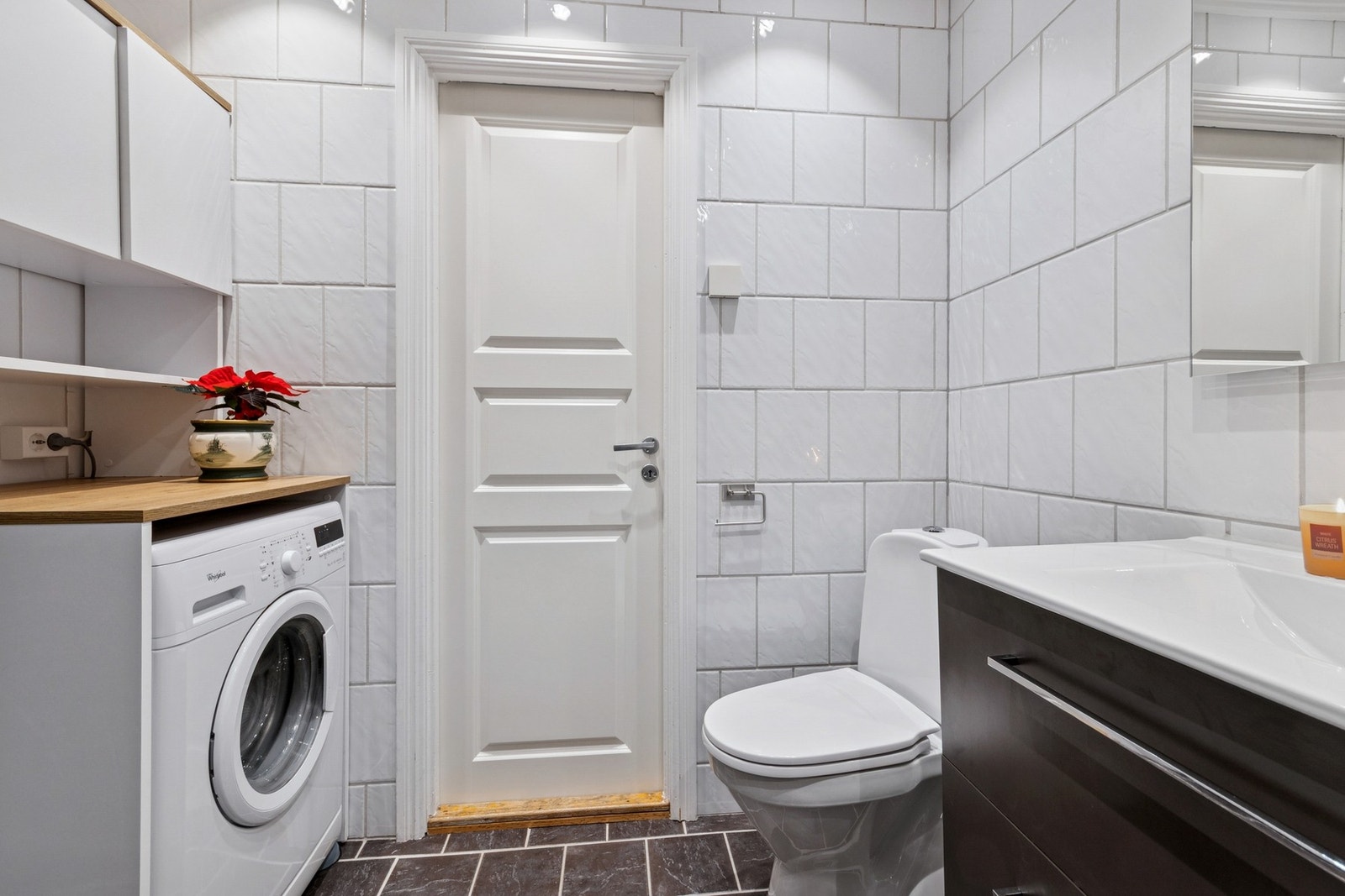 Badet er innredet med nedfelt servant, toalett, dusjkabinett og opplegg for vaskemaskin. Galleribilde