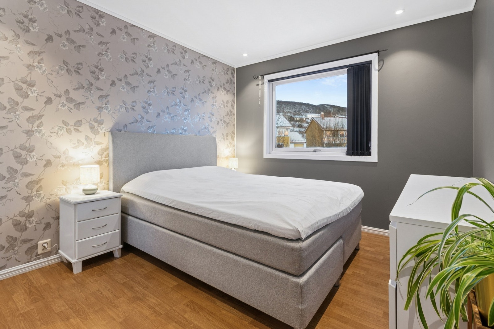 Romslig hovedsoverom med garderobeskap. Galleribilde