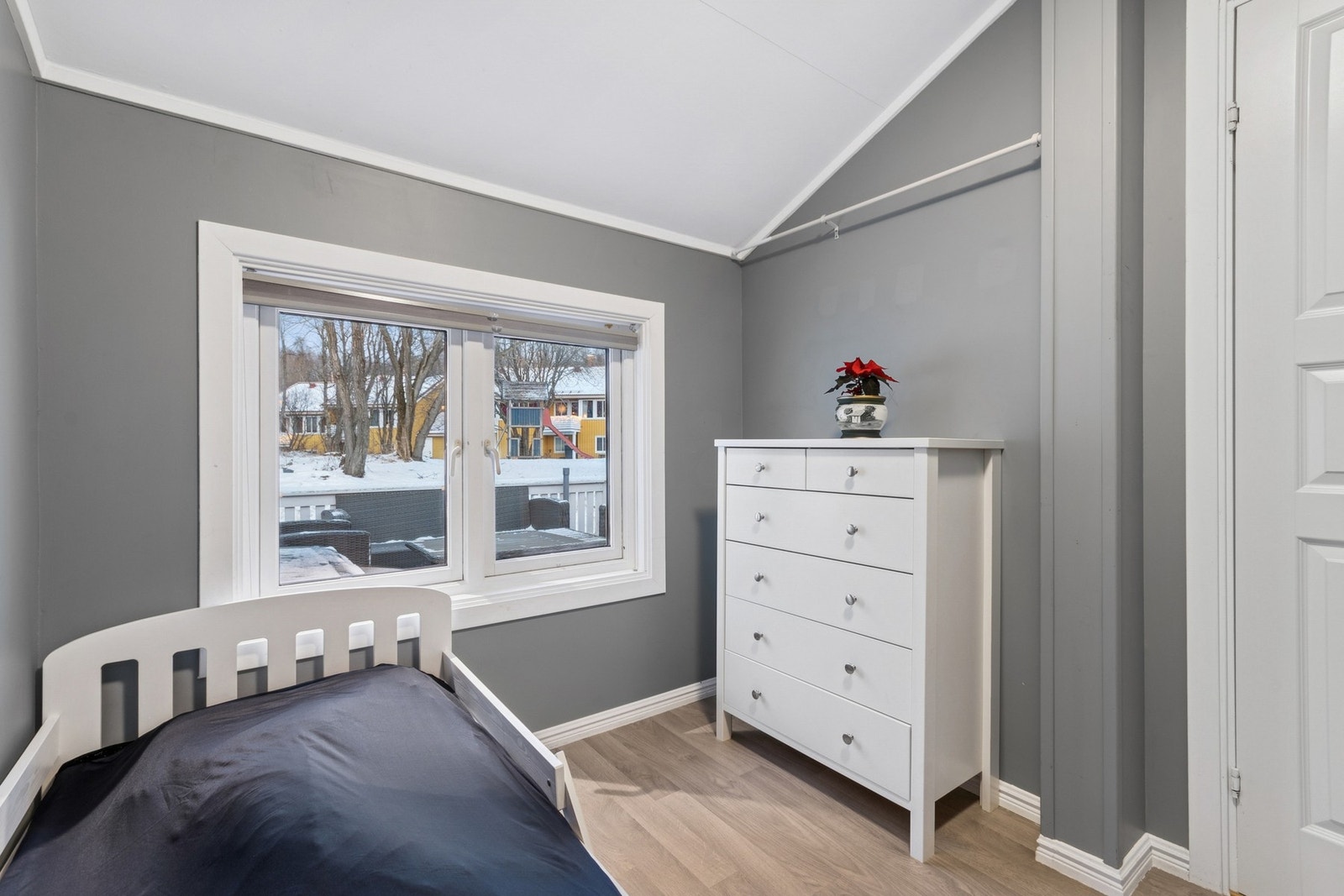 Bod blir i dag brukt som soverom, men dette er ikke omsøkt eller godkjent hos kommunen. Galleribilde