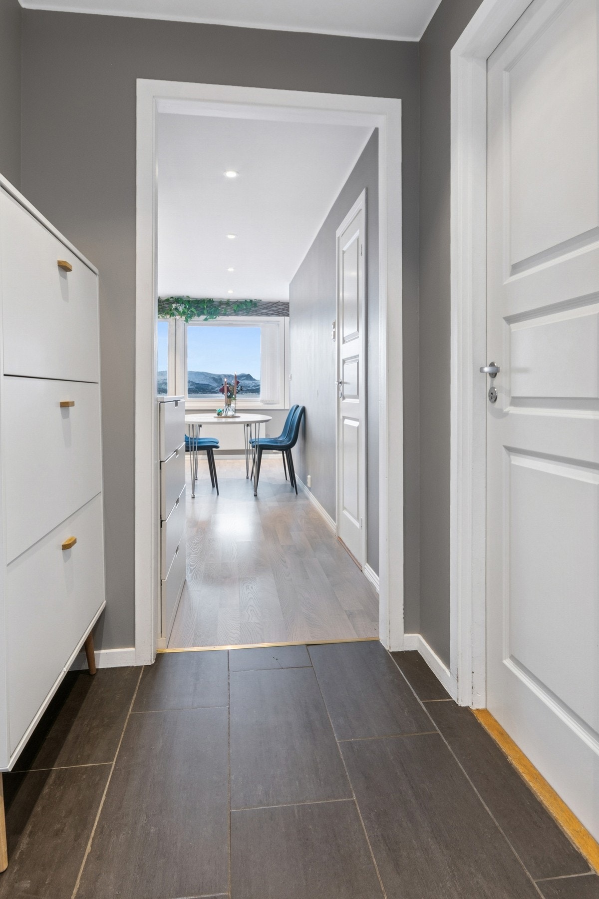 Gangen har flislagt gulv med elektriske varmekabler. Galleribilde