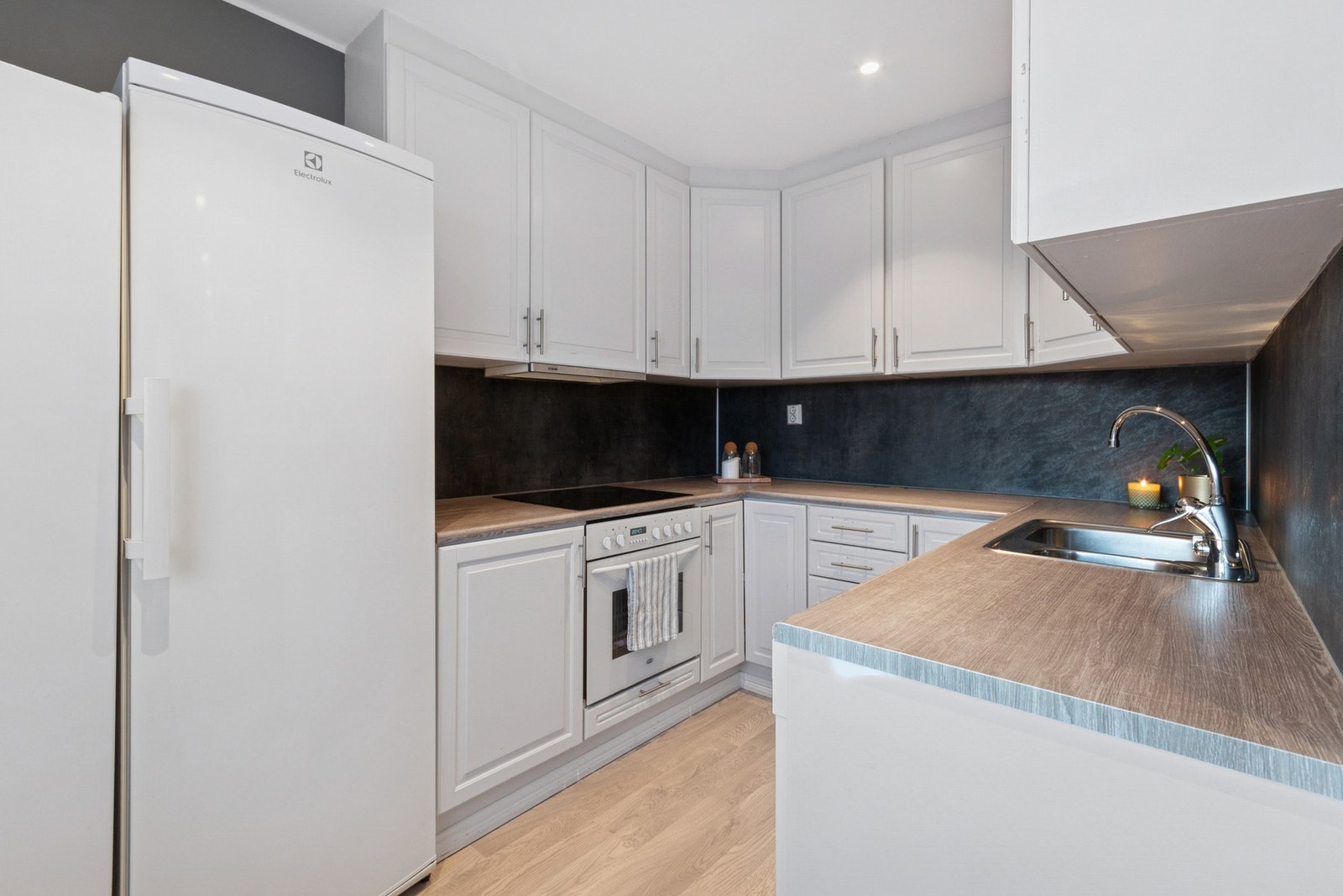 Det er integrert komfyr og koketopp, samt opplegg for oppvaskmaskin. Kjøkkenventilator med avtrekk ut. Galleribilde