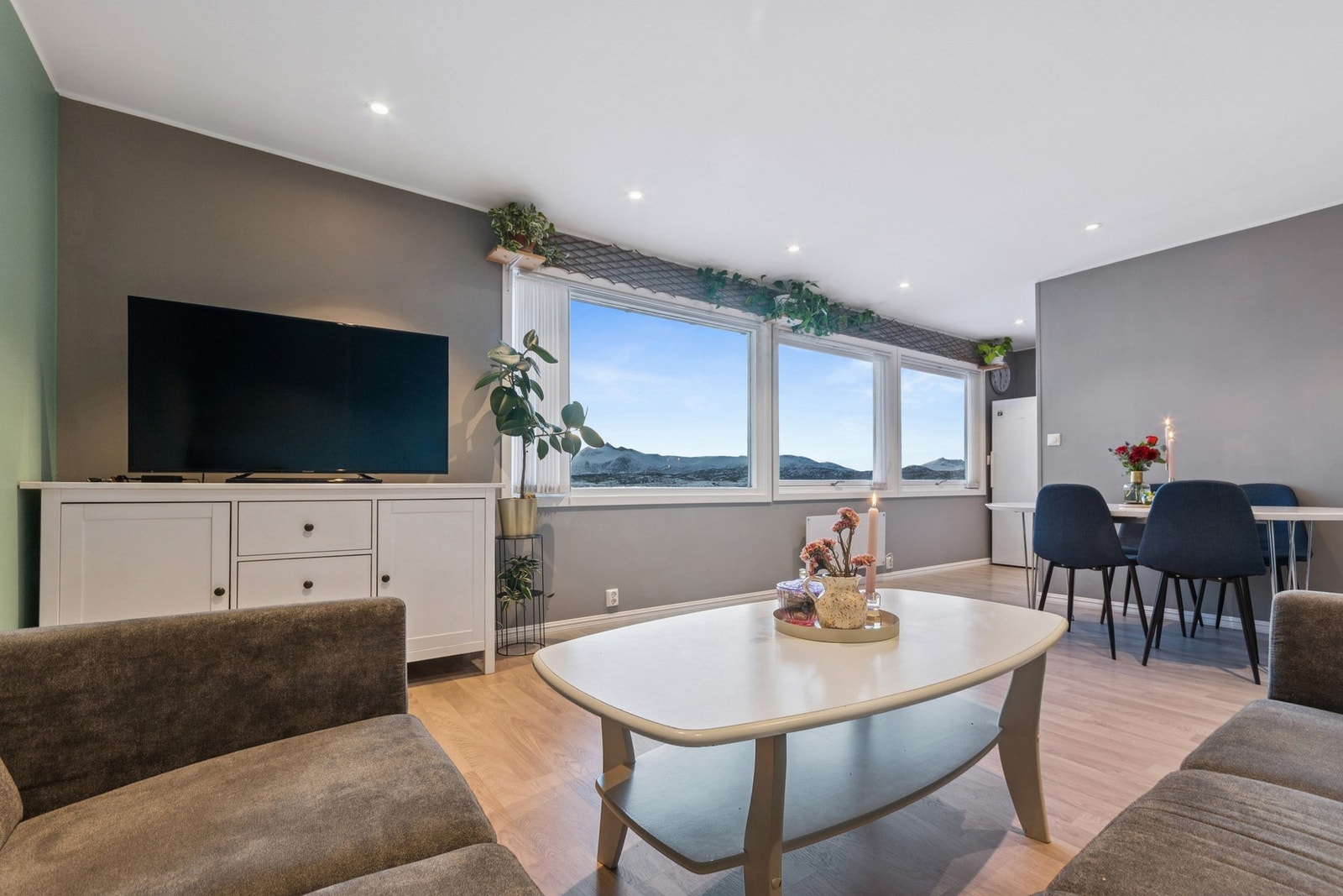 Her er det store vindusflater som slipper inn mye naturlig lys og en nydelig utsikt. Galleribilde