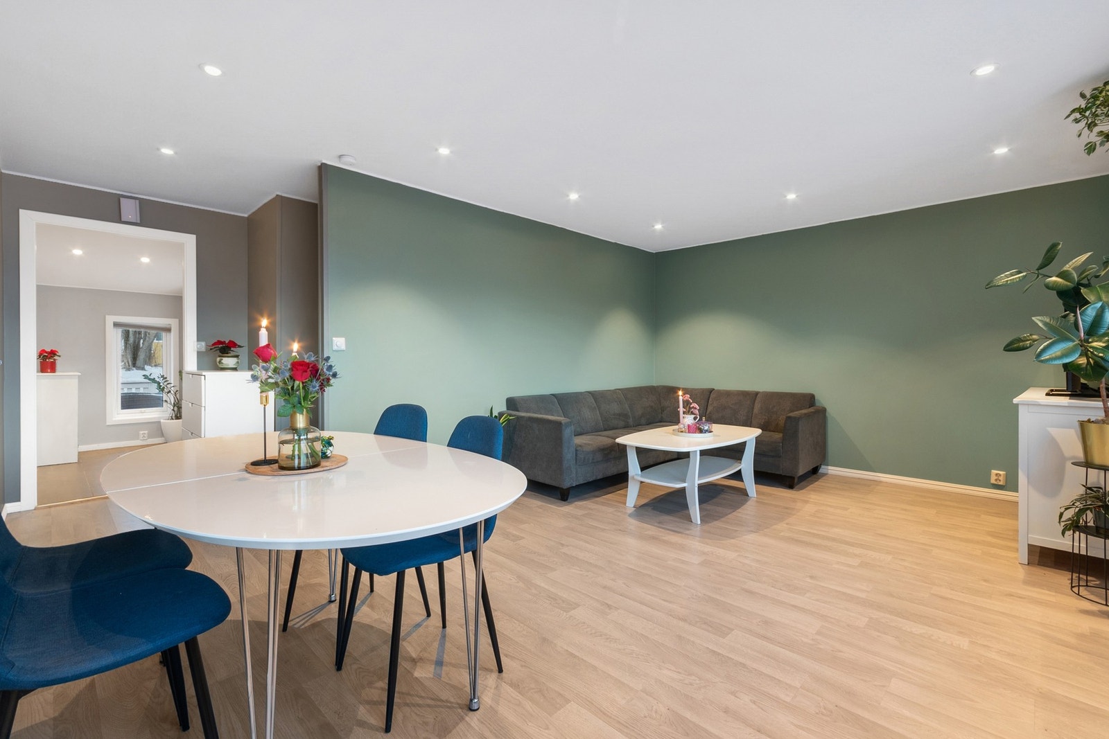 Stua er lys og romslig, med god plass til både sitte- og spisegruppe. Galleribilde