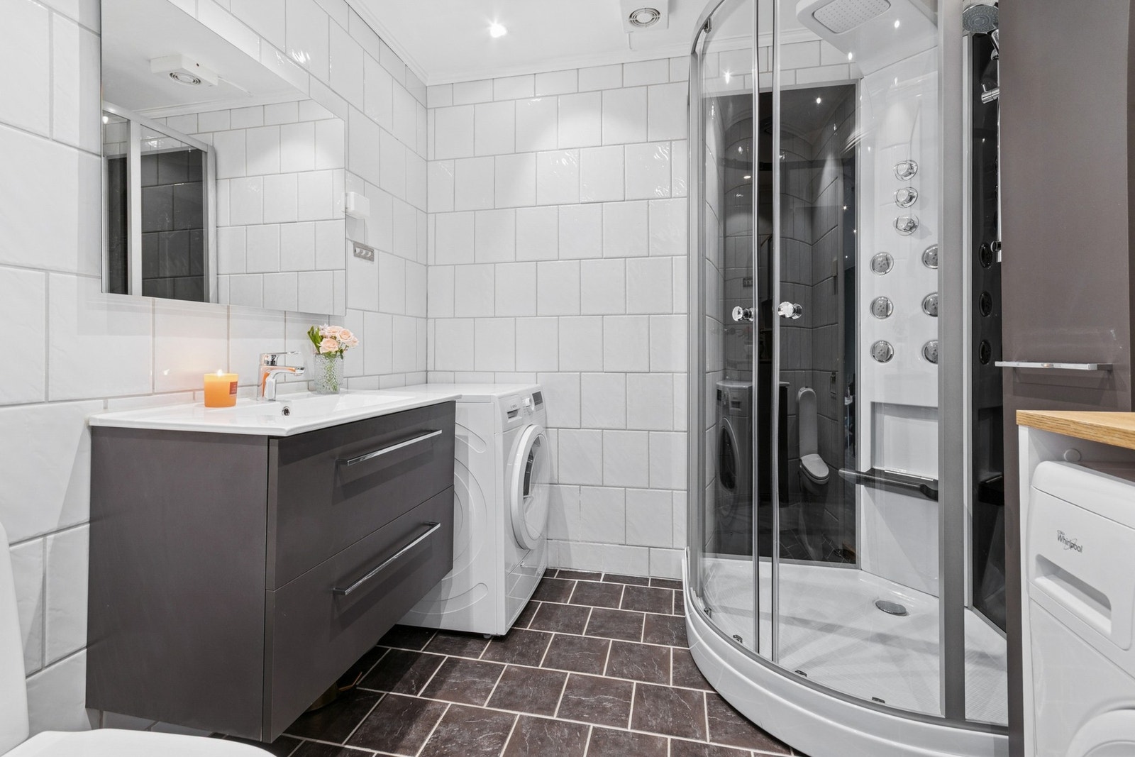 Flislagt bad med elektriske varmekabler i gulvet. Det er mekanisk avtrekk. Galleribilde