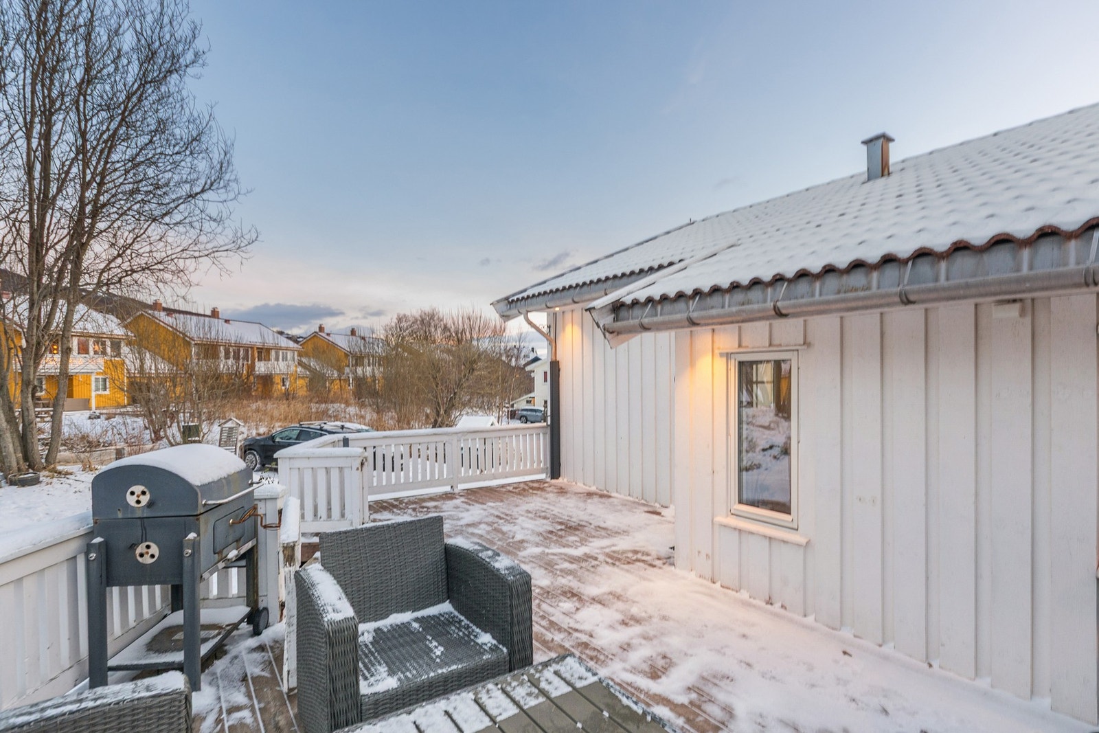 Romslig terrasse på ca. 28 m² med kveldssol. Galleribilde
