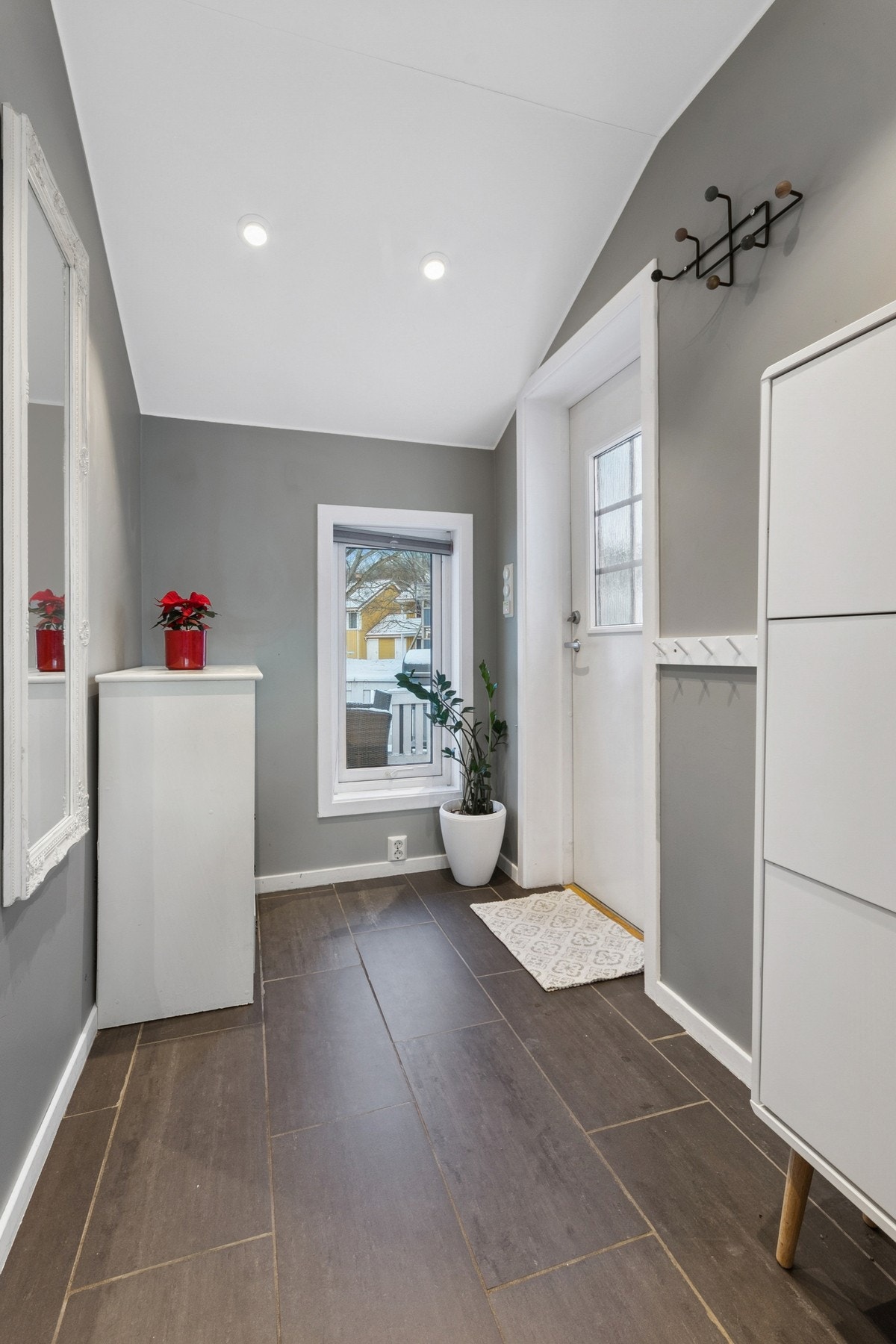 Luftig entré med plass til klesoppheng, kommode og skohylle. Galleribilde