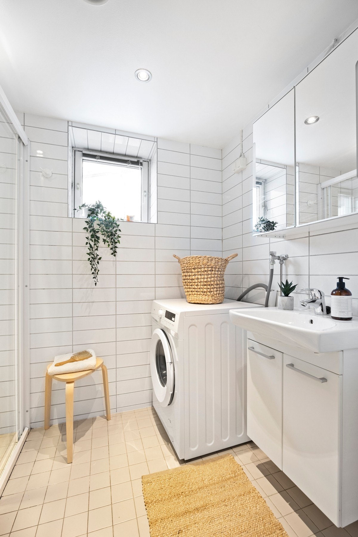 Det er gulvvarme og downlights i taket. Galleribilde