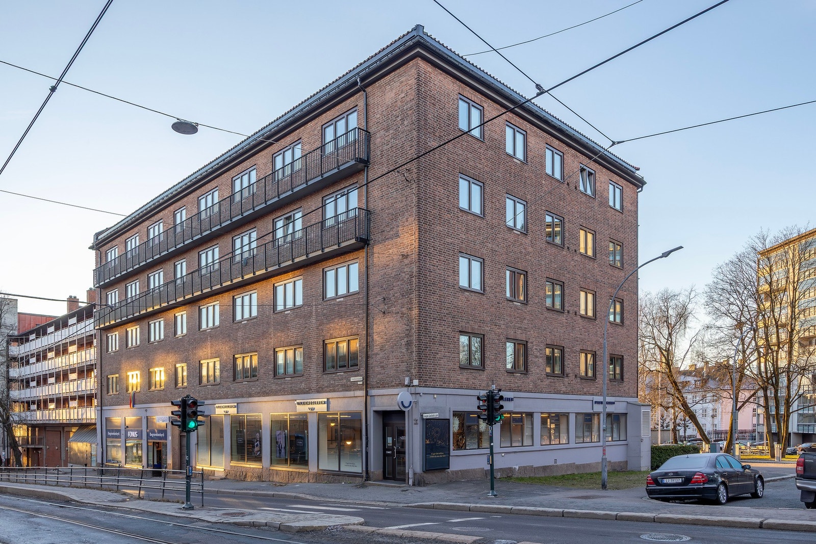 Mursteinsgård fra 1937 som ble betydelig oppgradert fra 2010-2012 med nytt tak, nye vinduer, elektrisk, jordvarme, solcellepaneler etc. Galleribilde