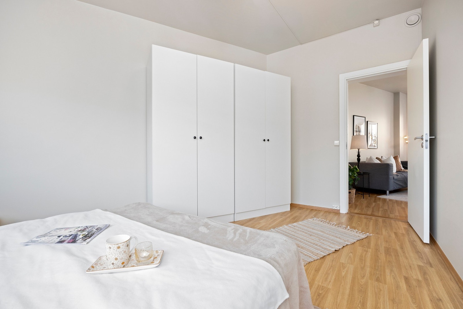 Garderobeskapene i dette soverommet følger også. Galleribilde