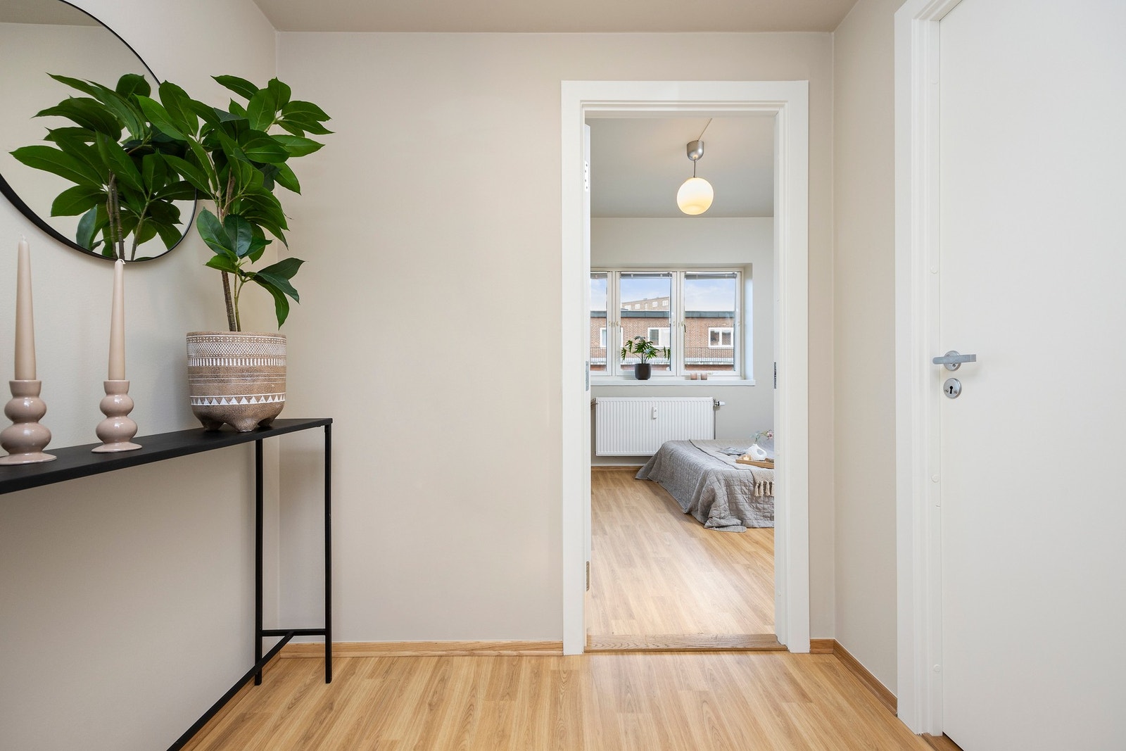 Mellomgang til soverom 2 med tilgang til praktisk innvendig bod. Galleribilde