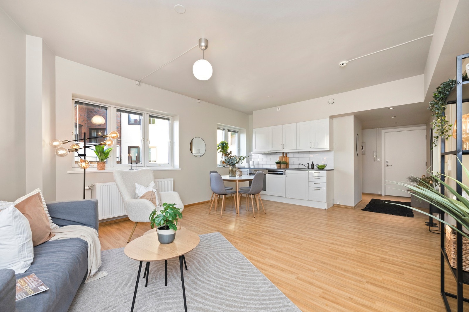 Leilighetens overflater er nymalte og det er store vinduer mot bakgården. Galleribilde