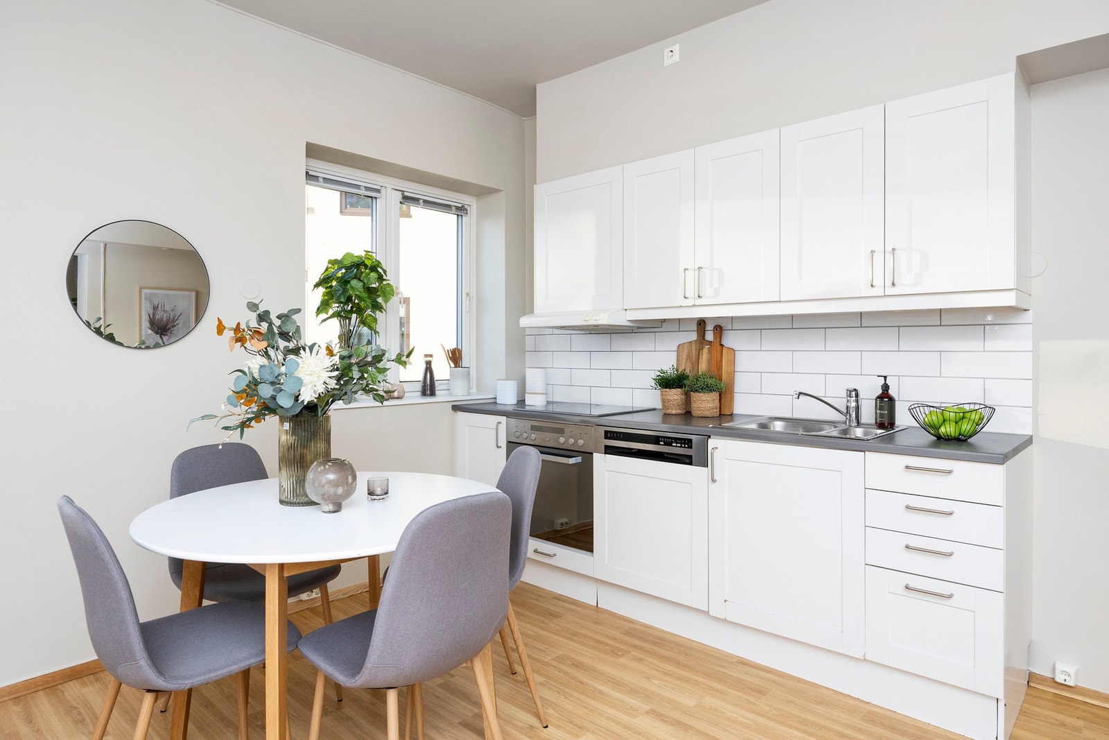 Kjøkkeninnredning fra 2011 med noe behov for modernisering. Her er det stort potensiale for å gjøre endringer og kanskje etablere en kjøkken-øy? Galleribilde